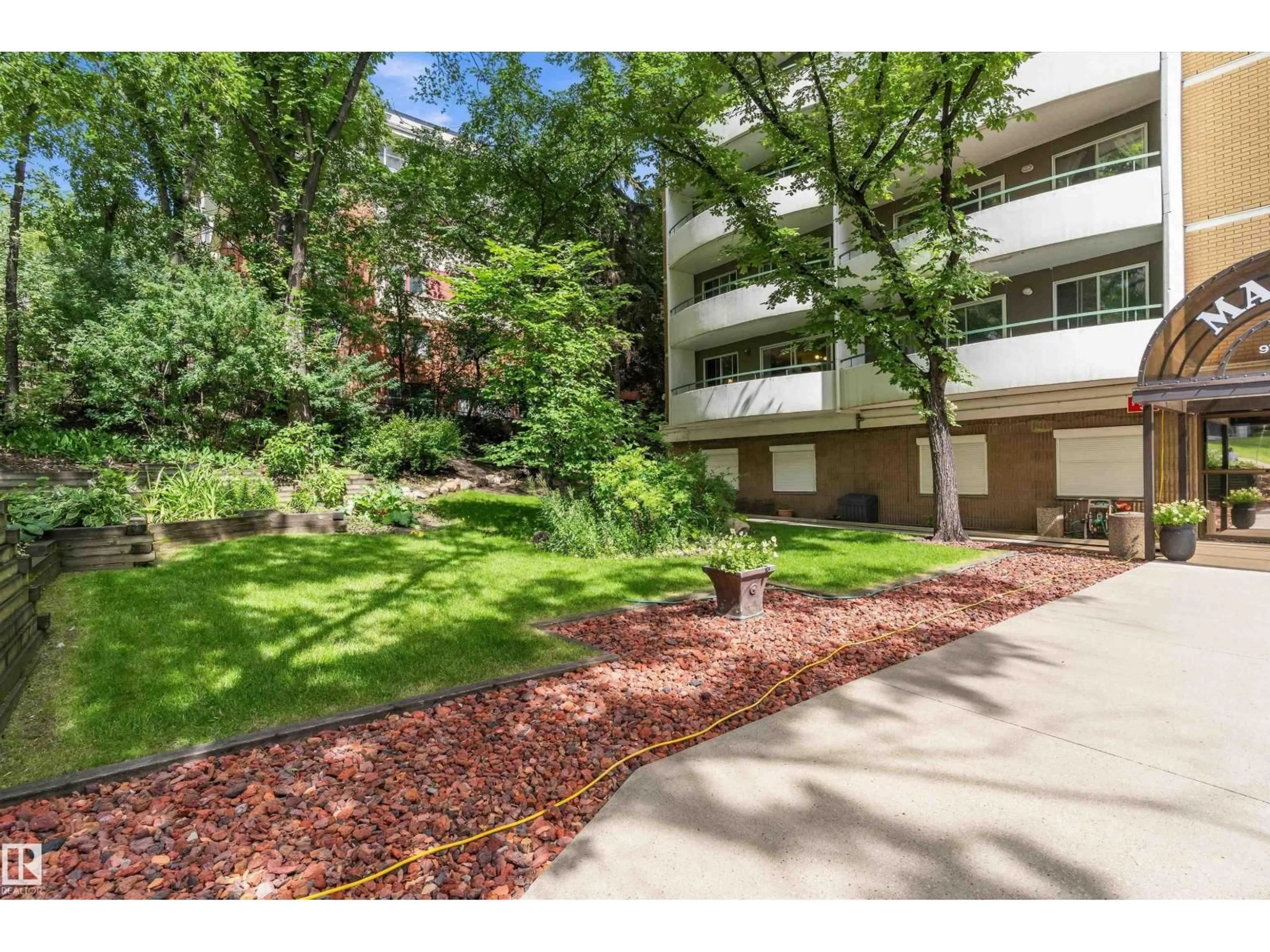Patio, unknown for 1002 - 9725 106 ST, Edmonton Alberta T5K1B5