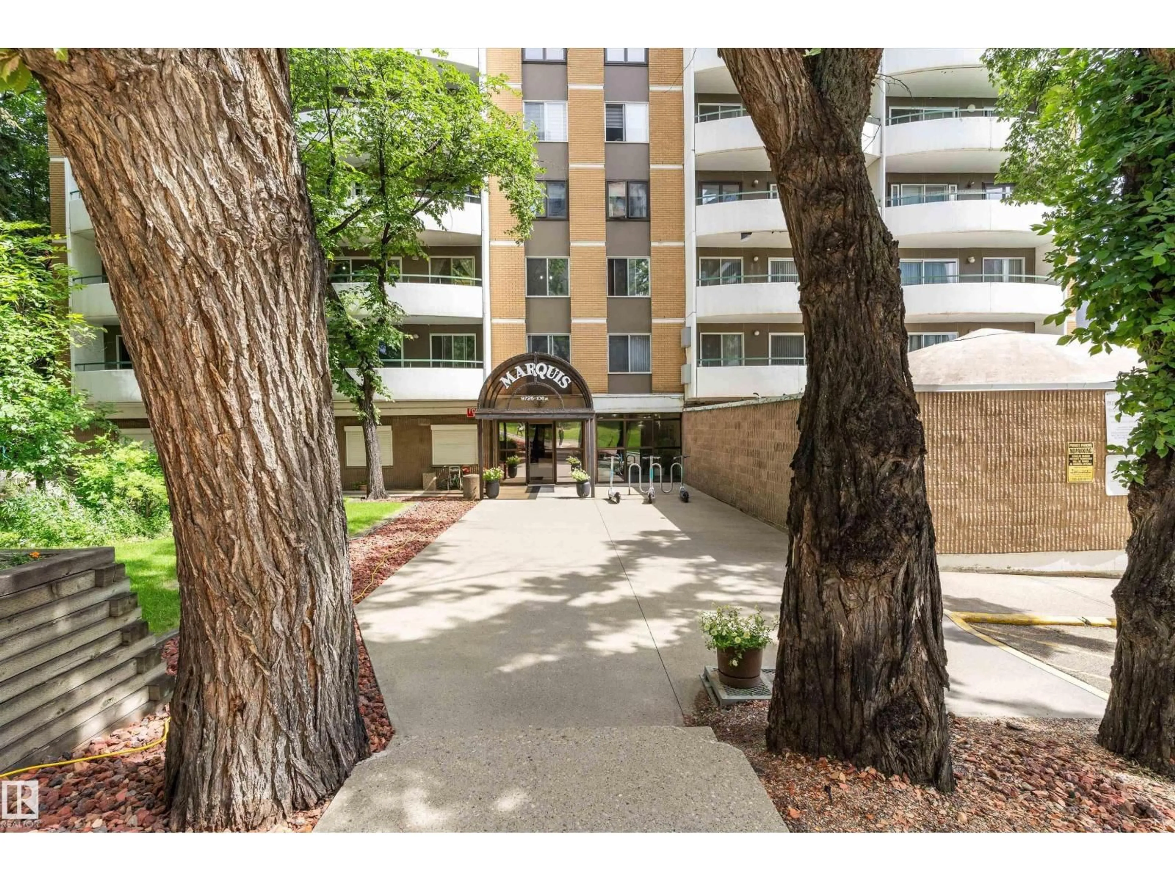 Patio, street for 1002 - 9725 106 ST, Edmonton Alberta T5K1B5