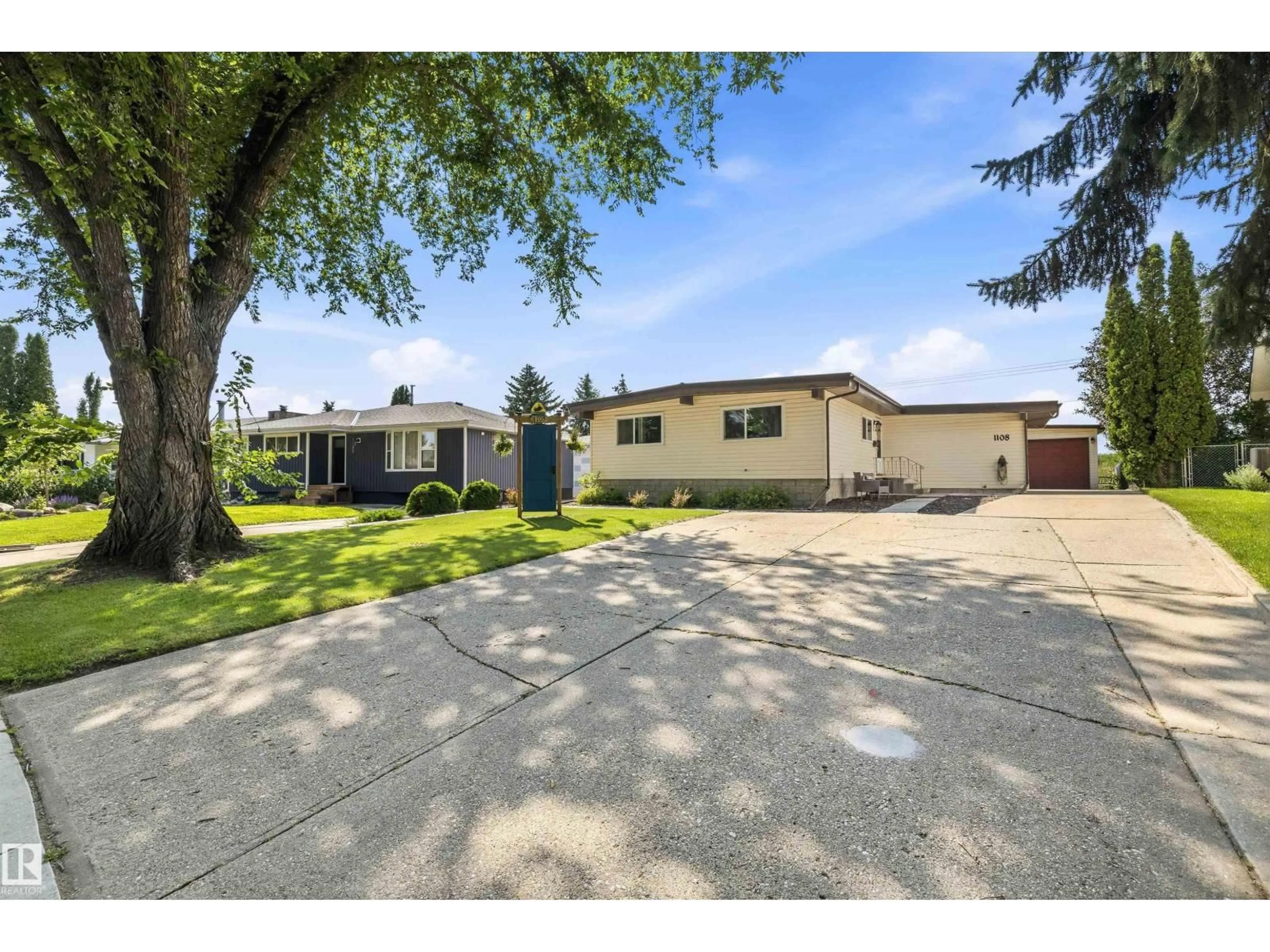 A pic from outside/outdoor area/front of a property/back of a property/a pic from drone, street for 1108 MOYER DR, Sherwood Park Alberta T8A1E6