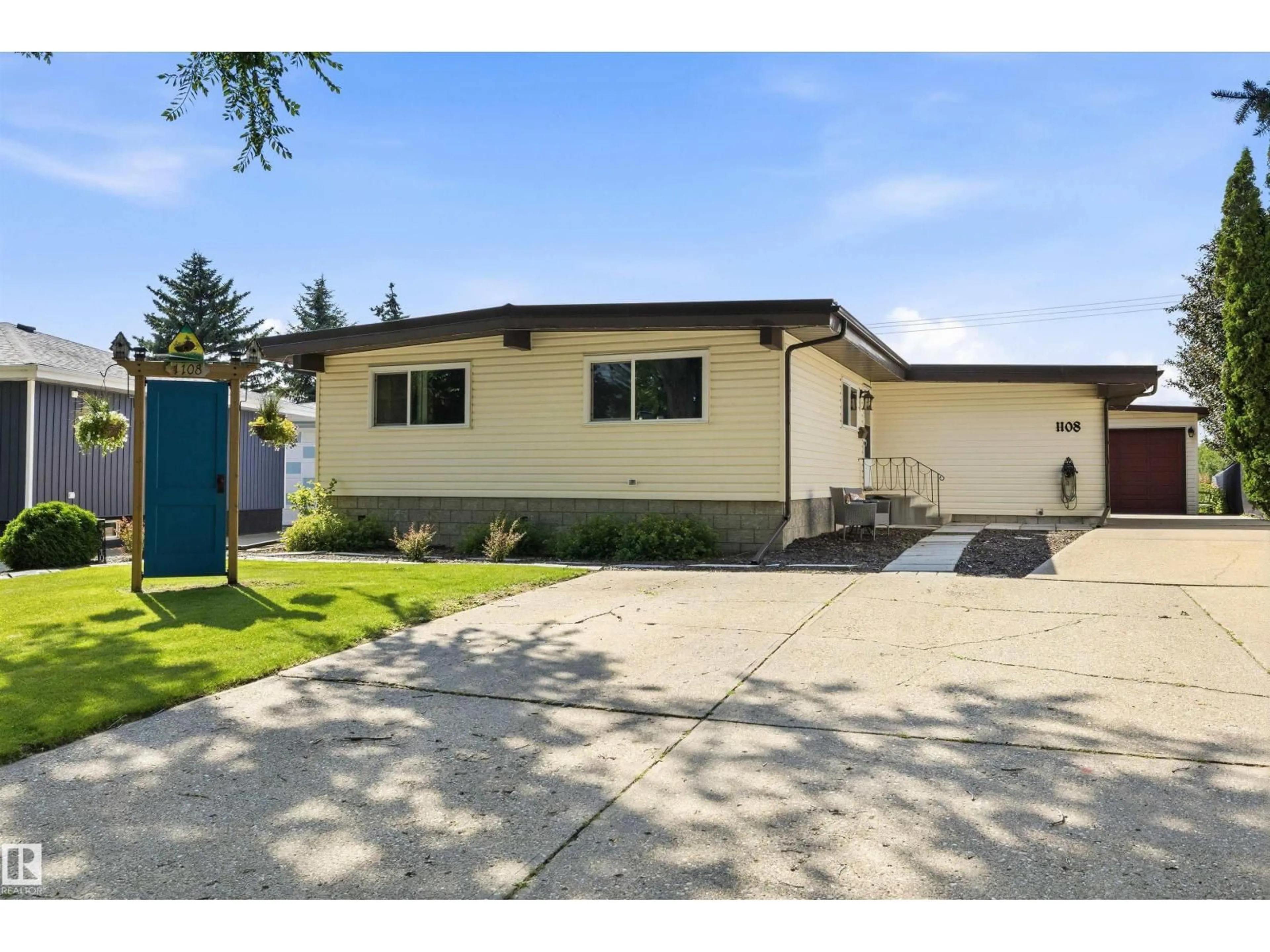 Home with vinyl exterior material, street for 1108 MOYER DR, Sherwood Park Alberta T8A1E6