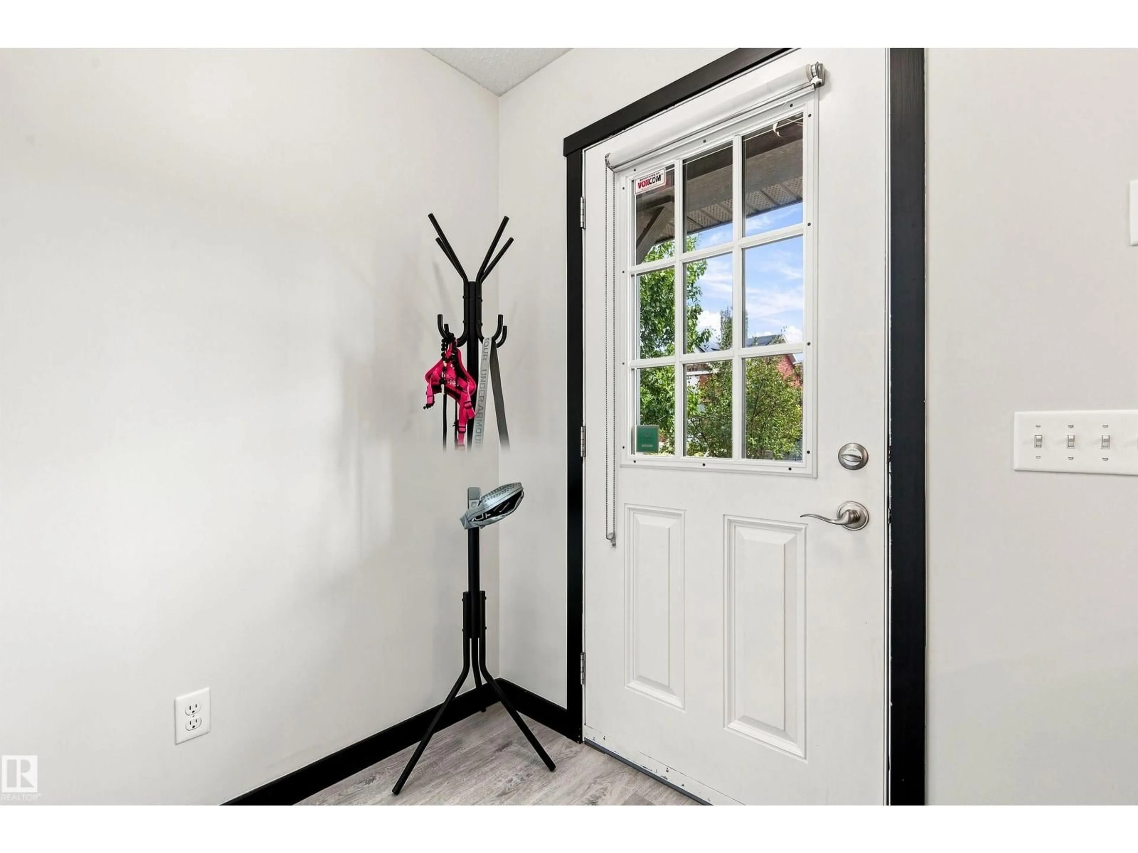 Indoor entryway for 204 59 ST, Edmonton Alberta T6X0E9