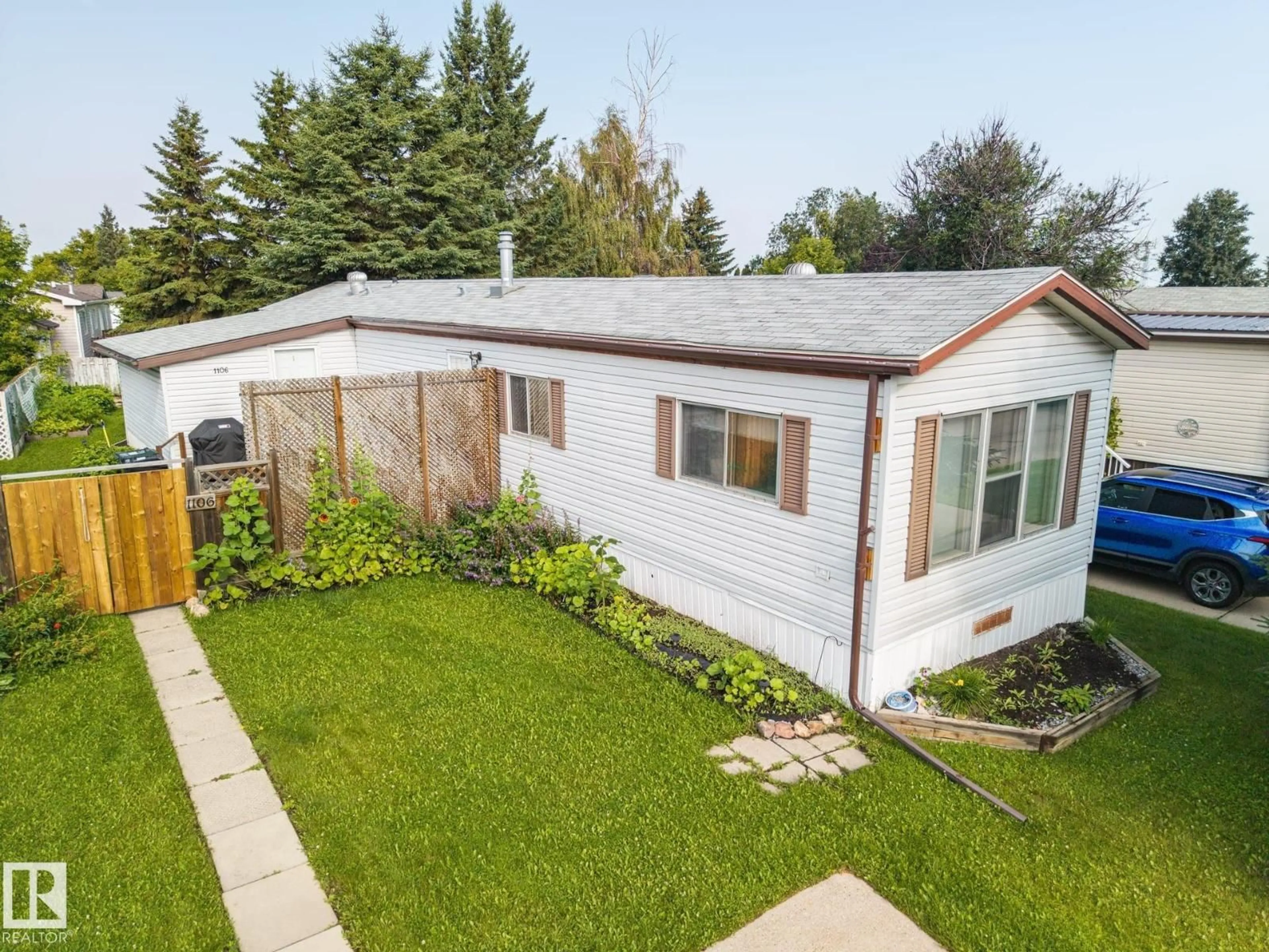 A pic from outside/outdoor area/front of a property/back of a property/a pic from drone, street for 1106 LAKE VISTA DR, Sherwood Park Alberta T8H1J5
