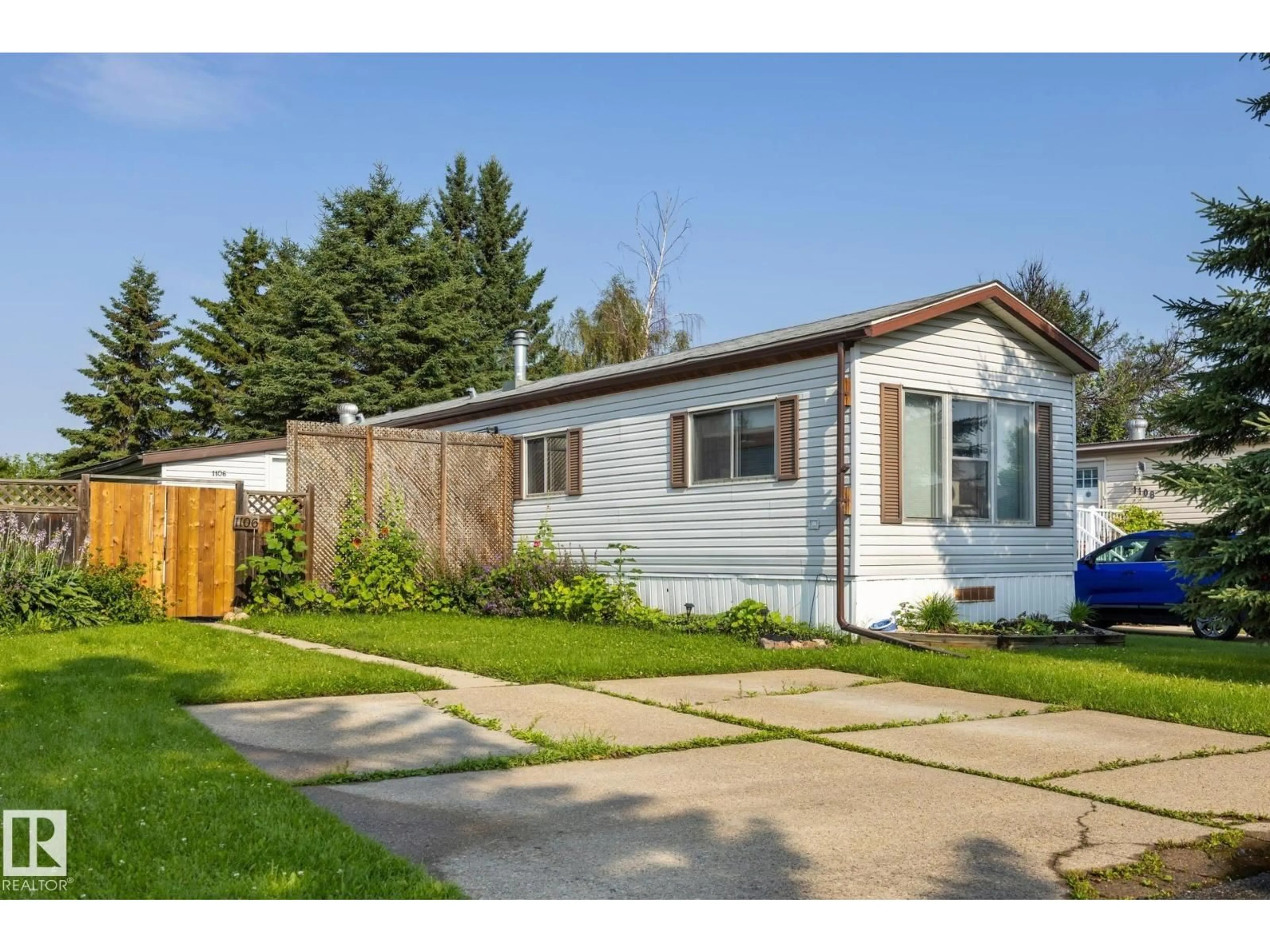 Home with vinyl exterior material, street for 1106 LAKE VISTA DR, Sherwood Park Alberta T8H1J5