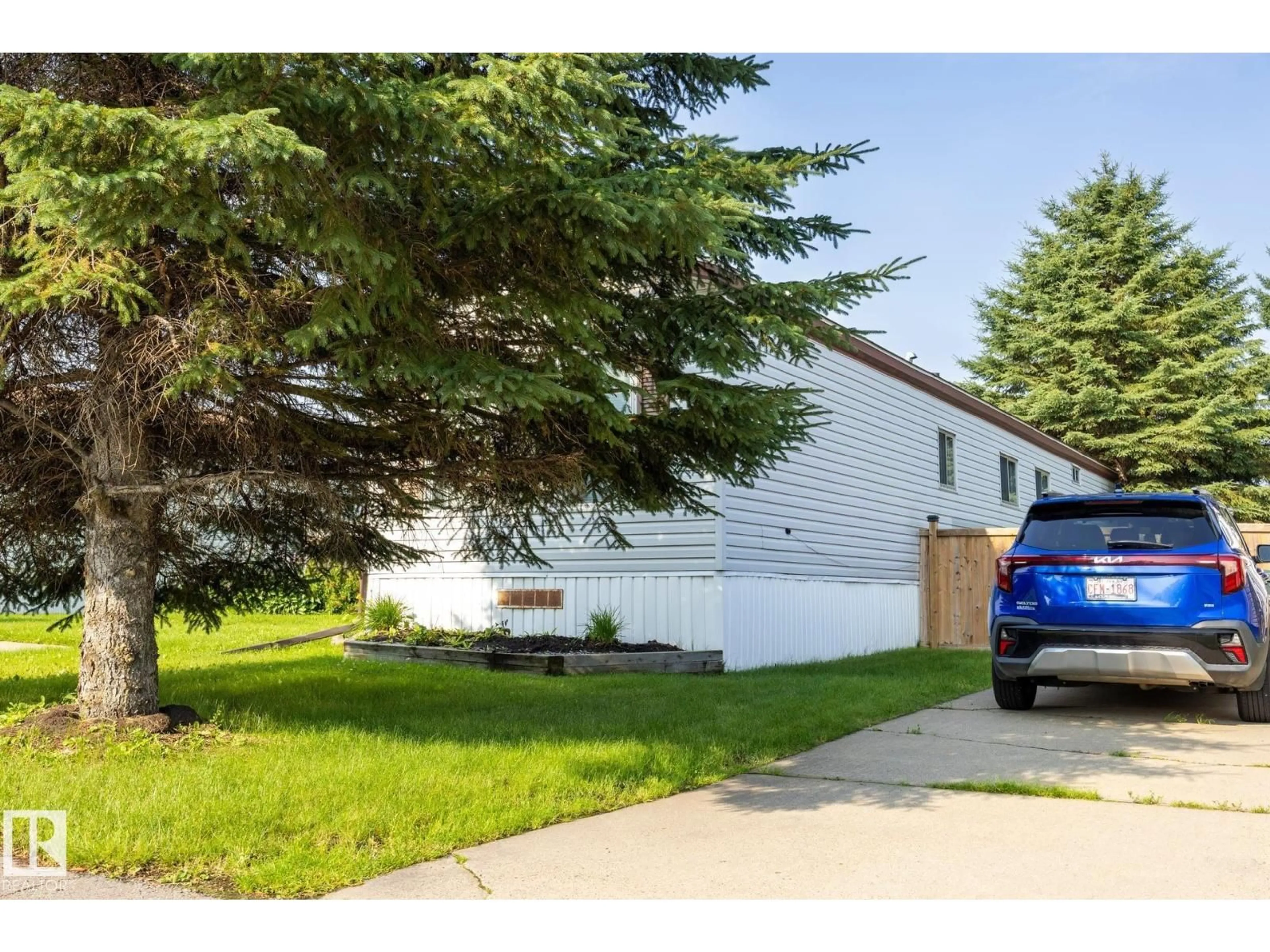 Home with vinyl exterior material, street for 1106 LAKE VISTA DR, Sherwood Park Alberta T8H1J5