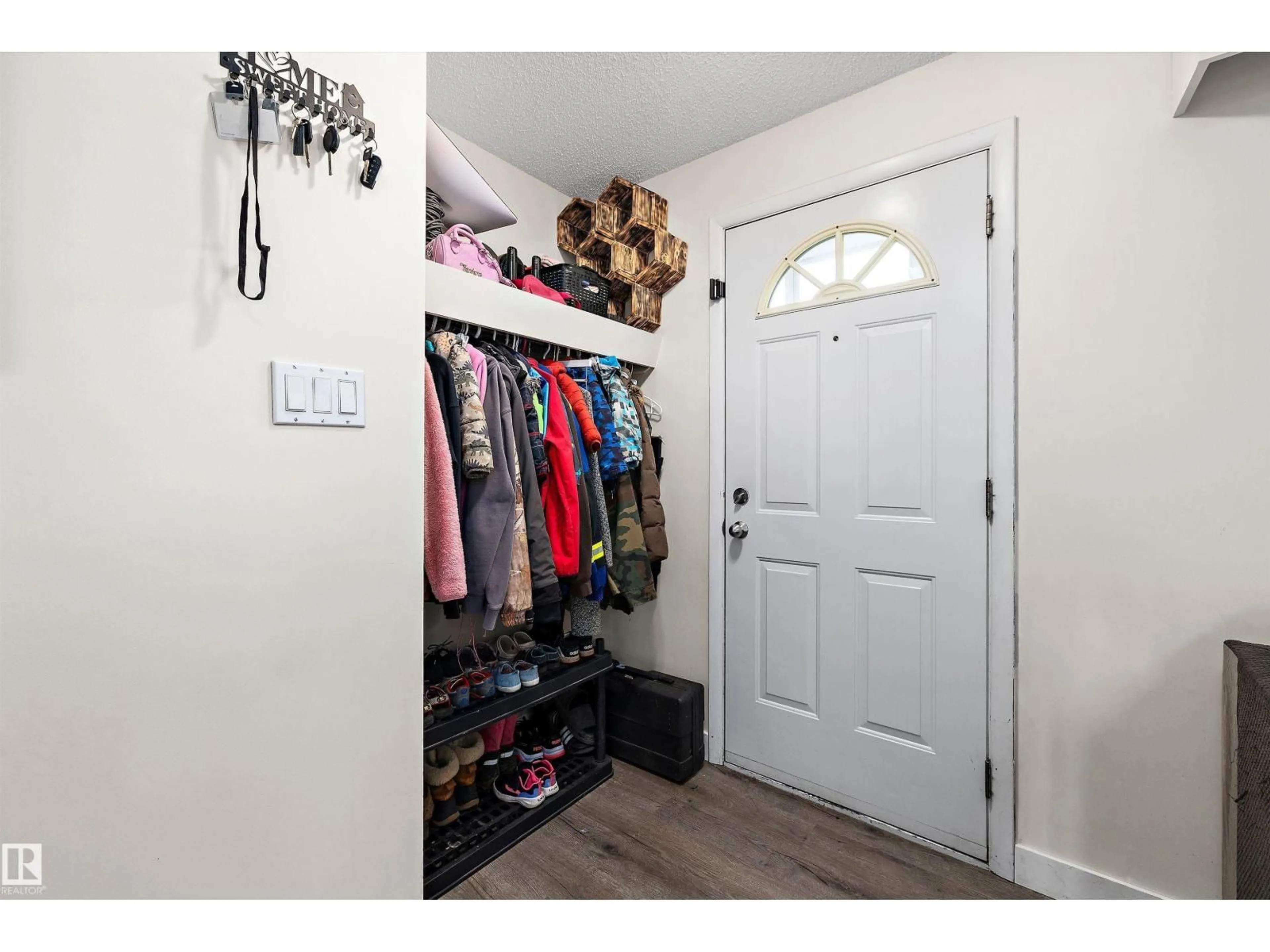 Indoor entryway for 14220 58 ST, Edmonton Alberta T5A1N4
