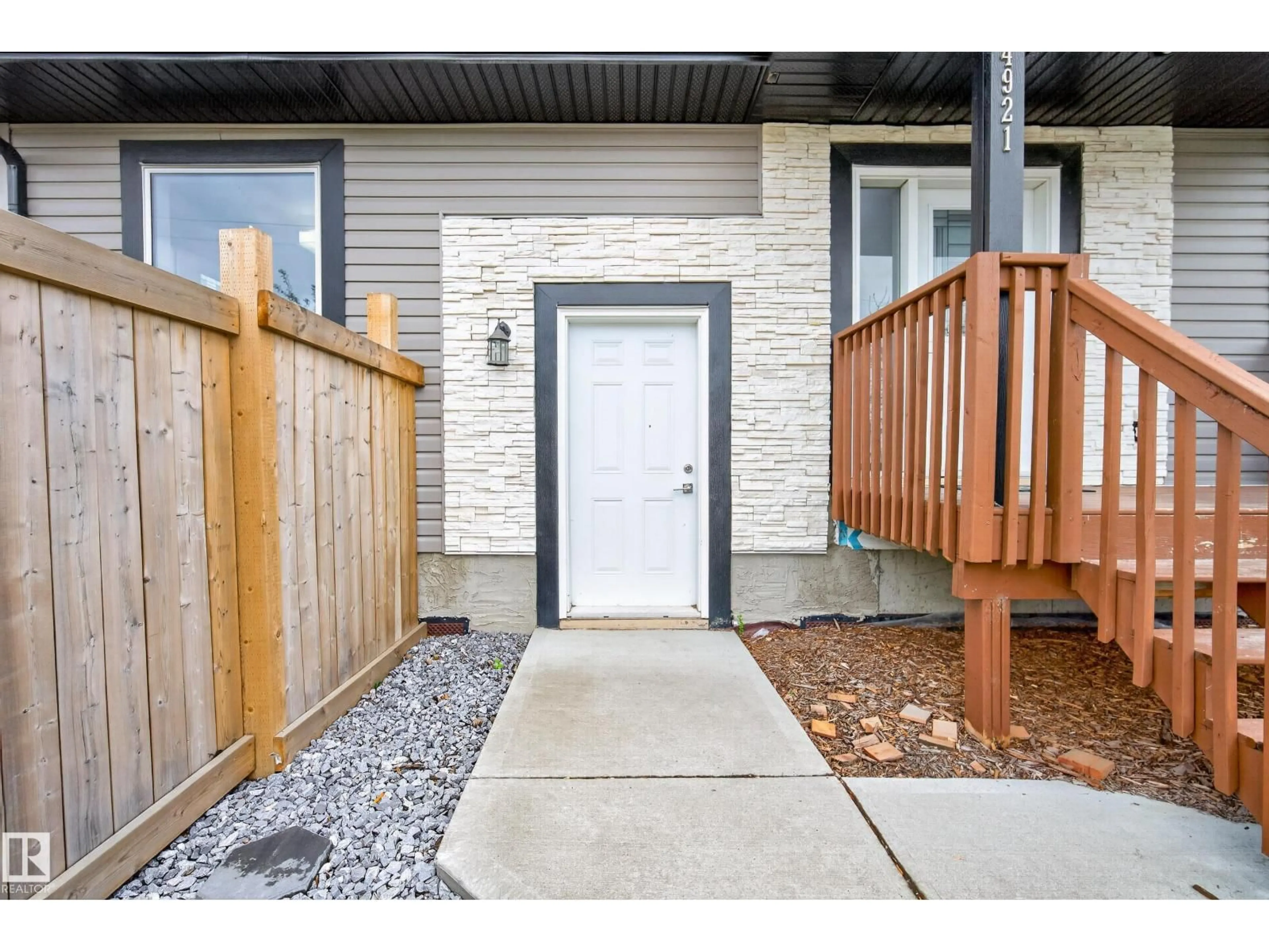 Indoor entryway for 14921 90 AV, Edmonton Alberta T5R1E6