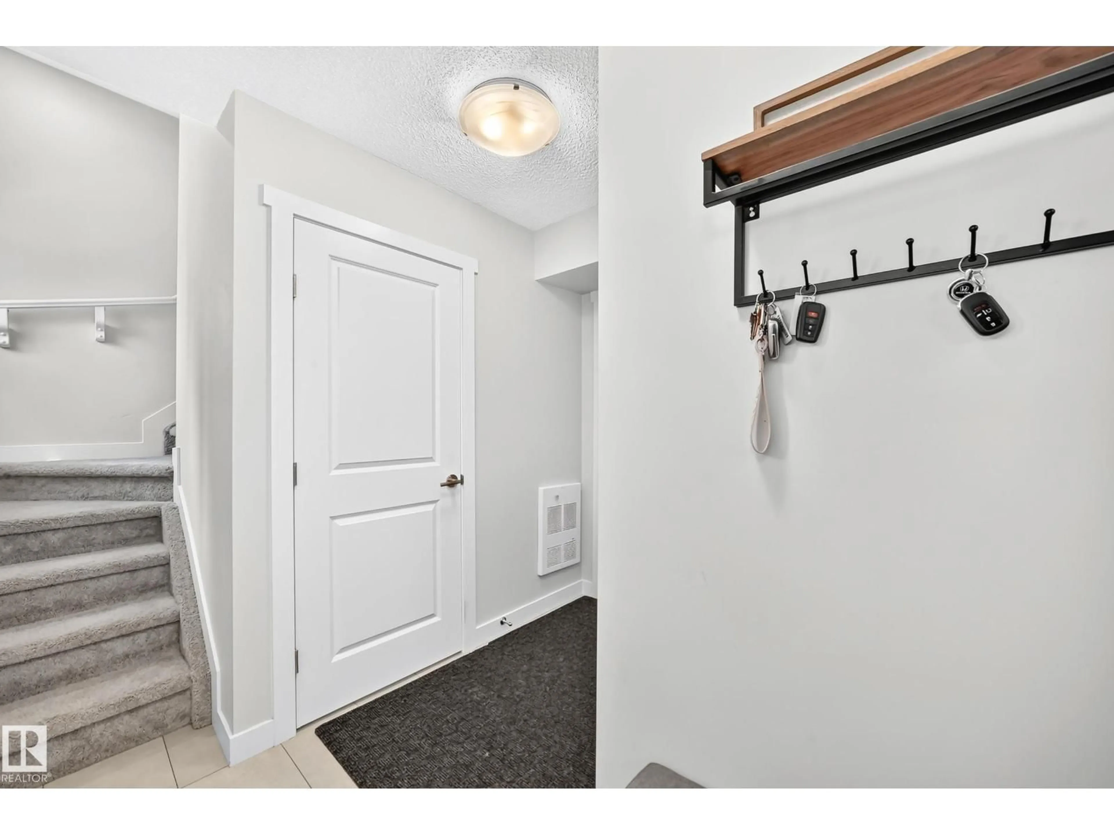 Indoor entryway for 95 - 1530 TAMARACK BV, Edmonton Alberta T6T2E6