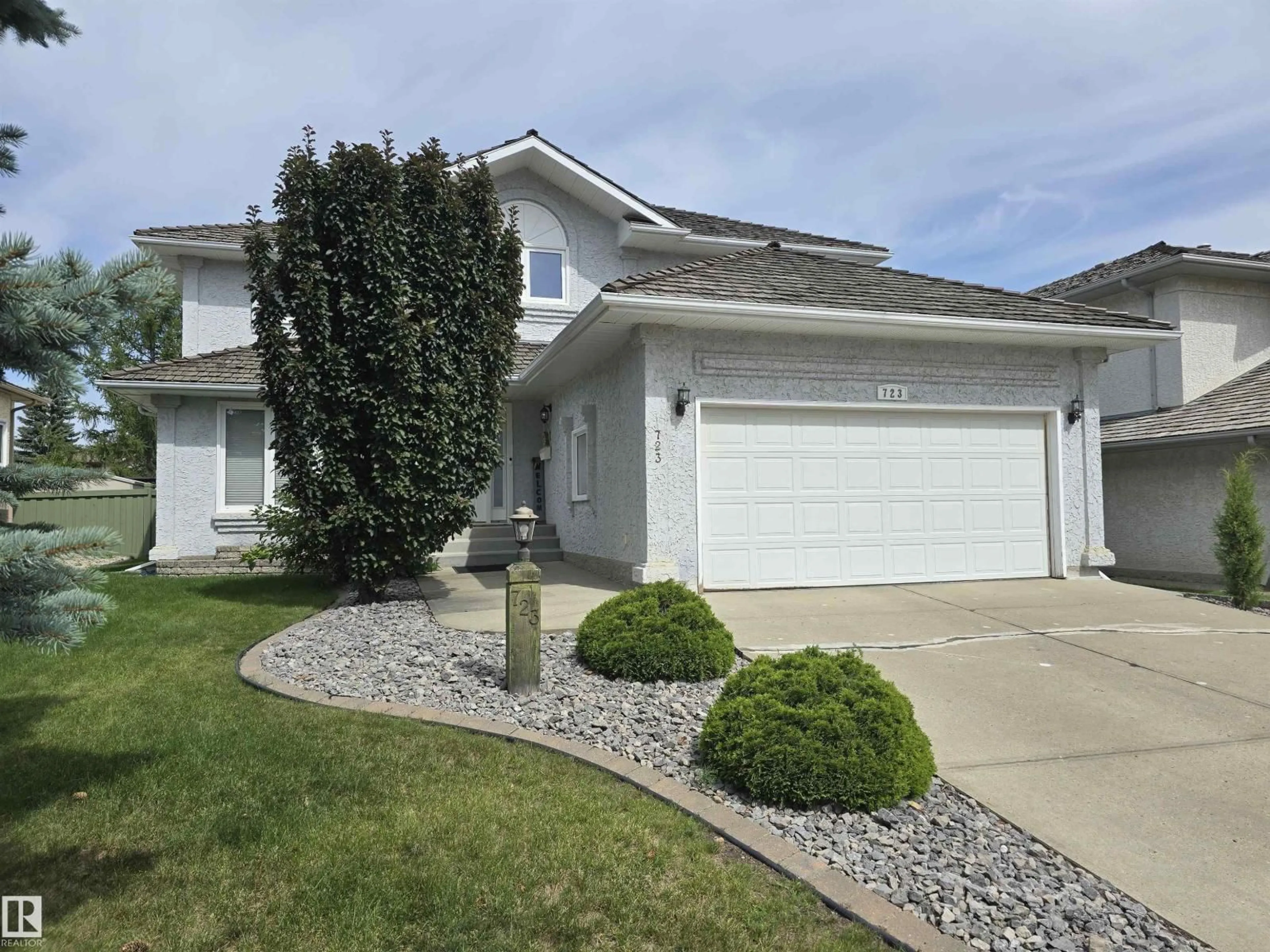 Home with vinyl exterior material, street for 723 WELLS WD, Edmonton Alberta T6M2K1