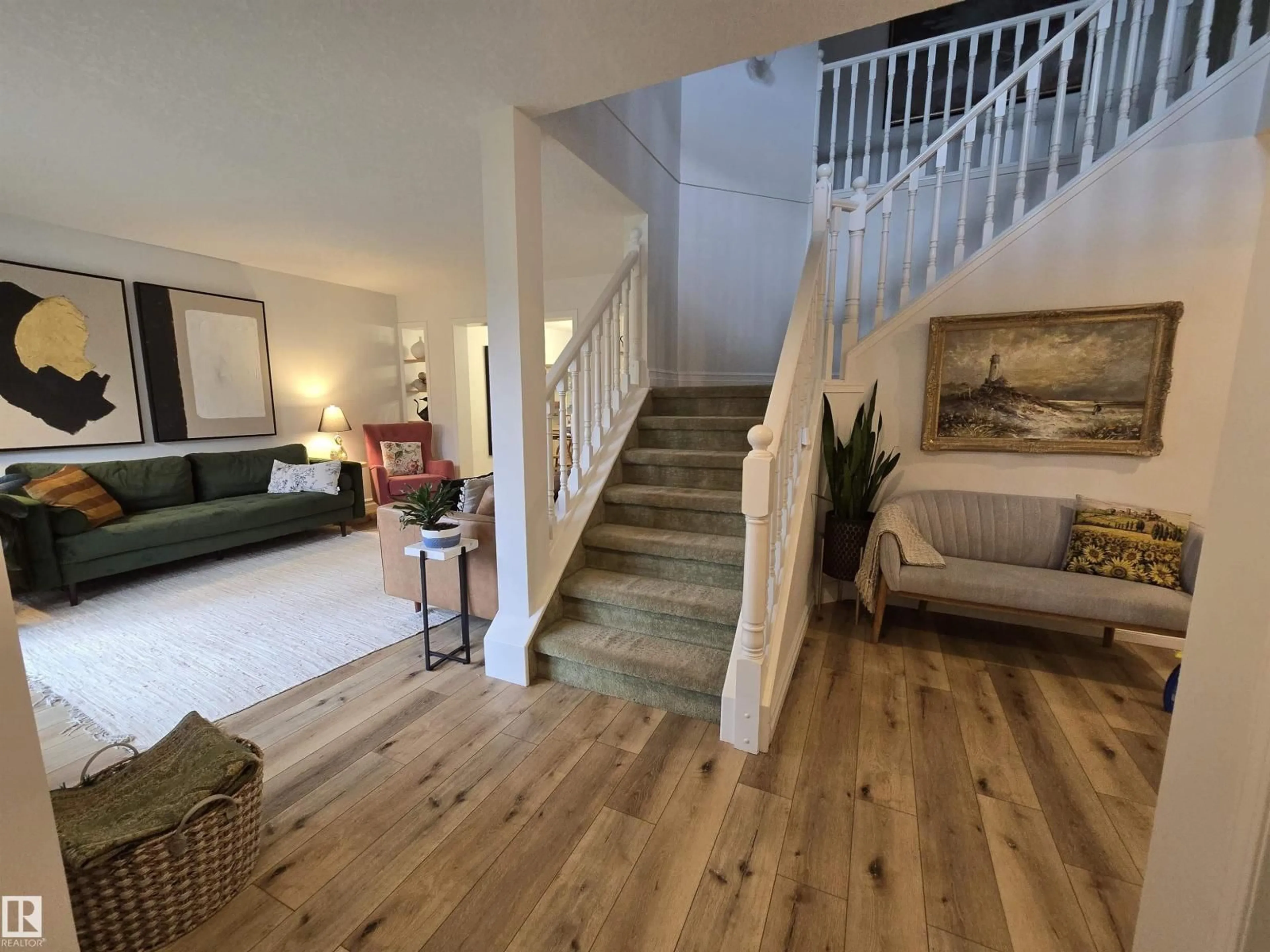 Indoor foyer for 723 WELLS WD, Edmonton Alberta T6M2K1