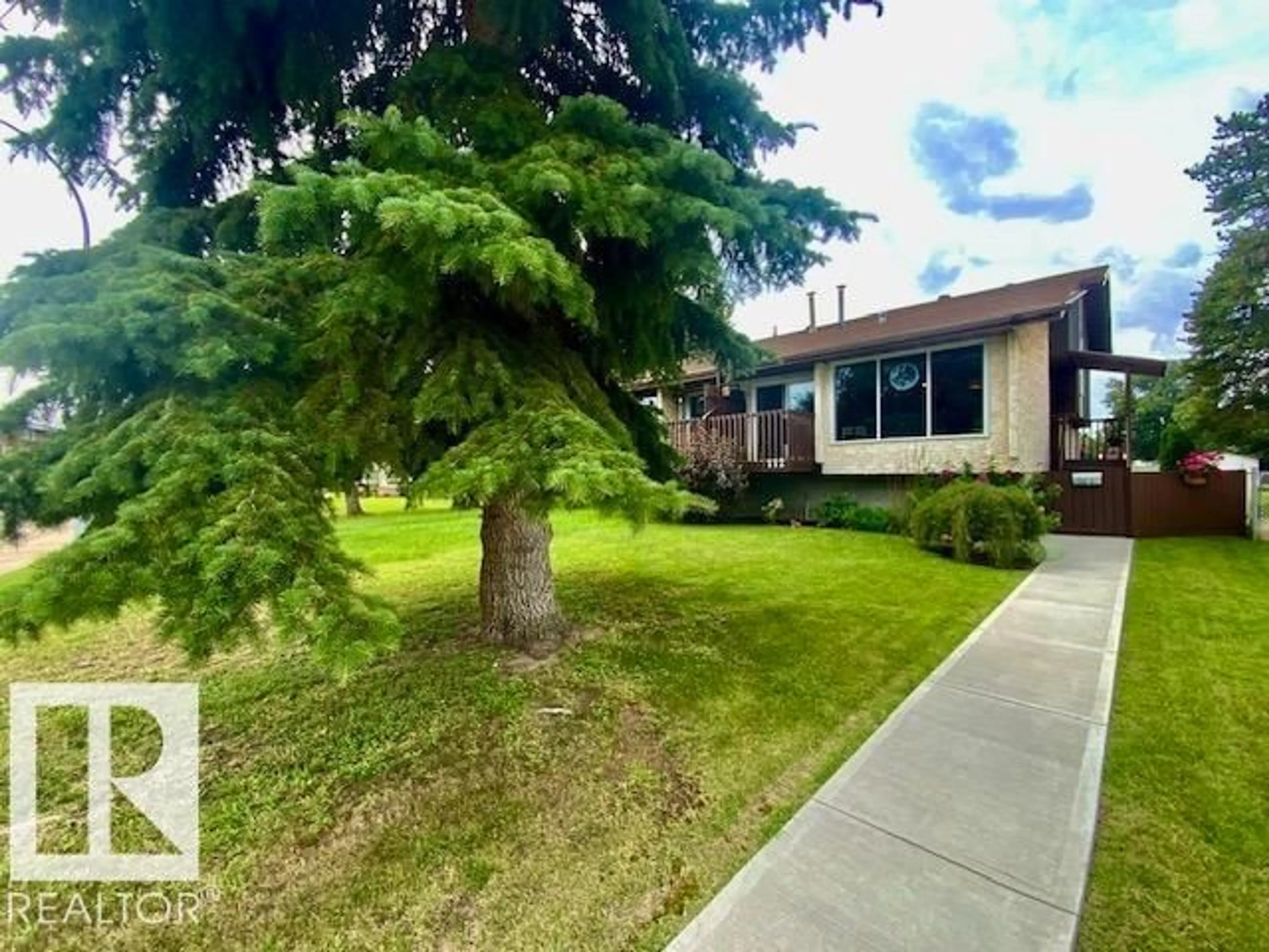 A pic from outside/outdoor area/front of a property/back of a property/a pic from drone, street for 112 CENTENNIAL DR, Wetaskiwin Alberta T9A2J5