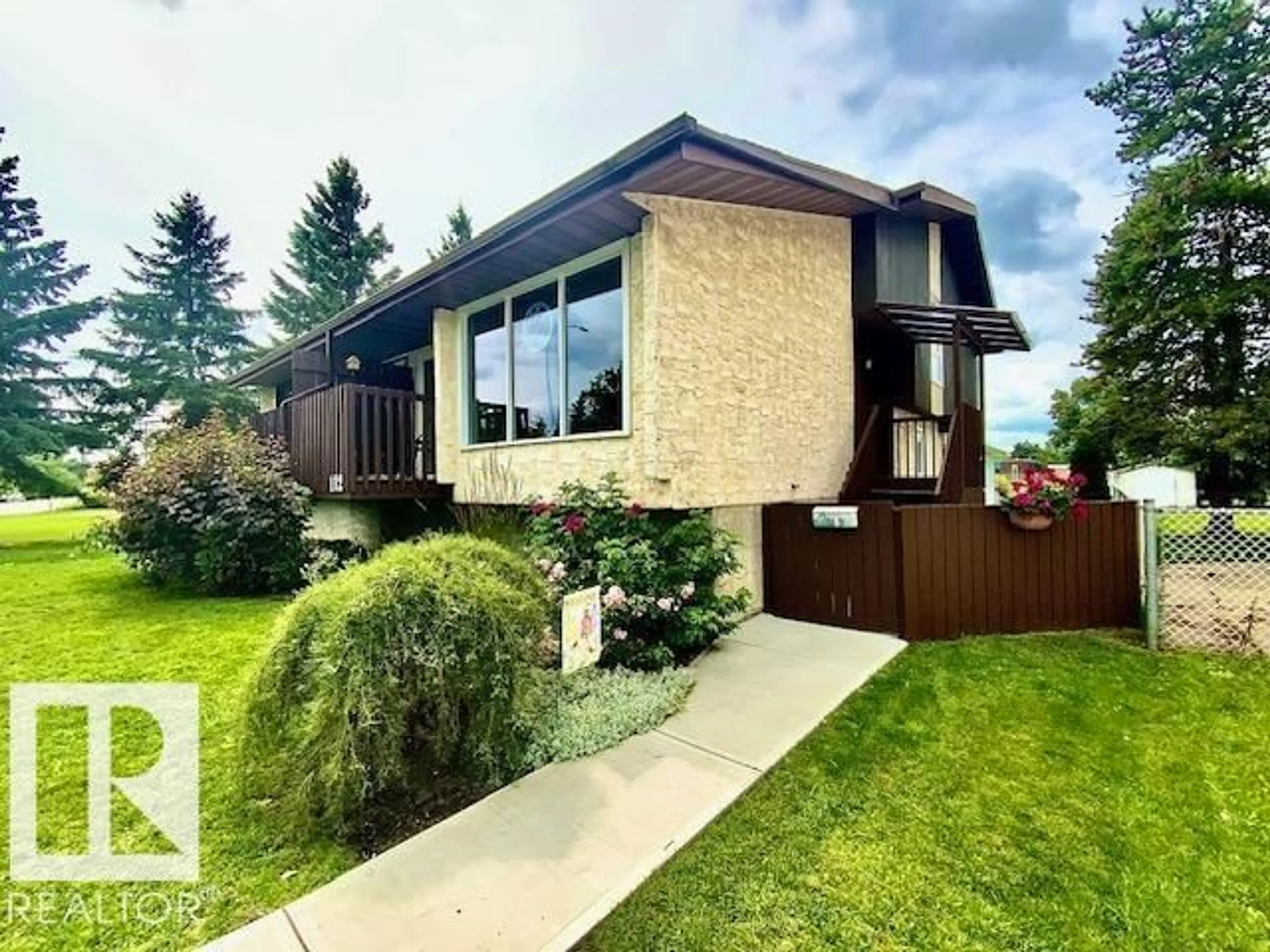 Home with vinyl exterior material, street for 112 CENTENNIAL DR, Wetaskiwin Alberta T9A2J5