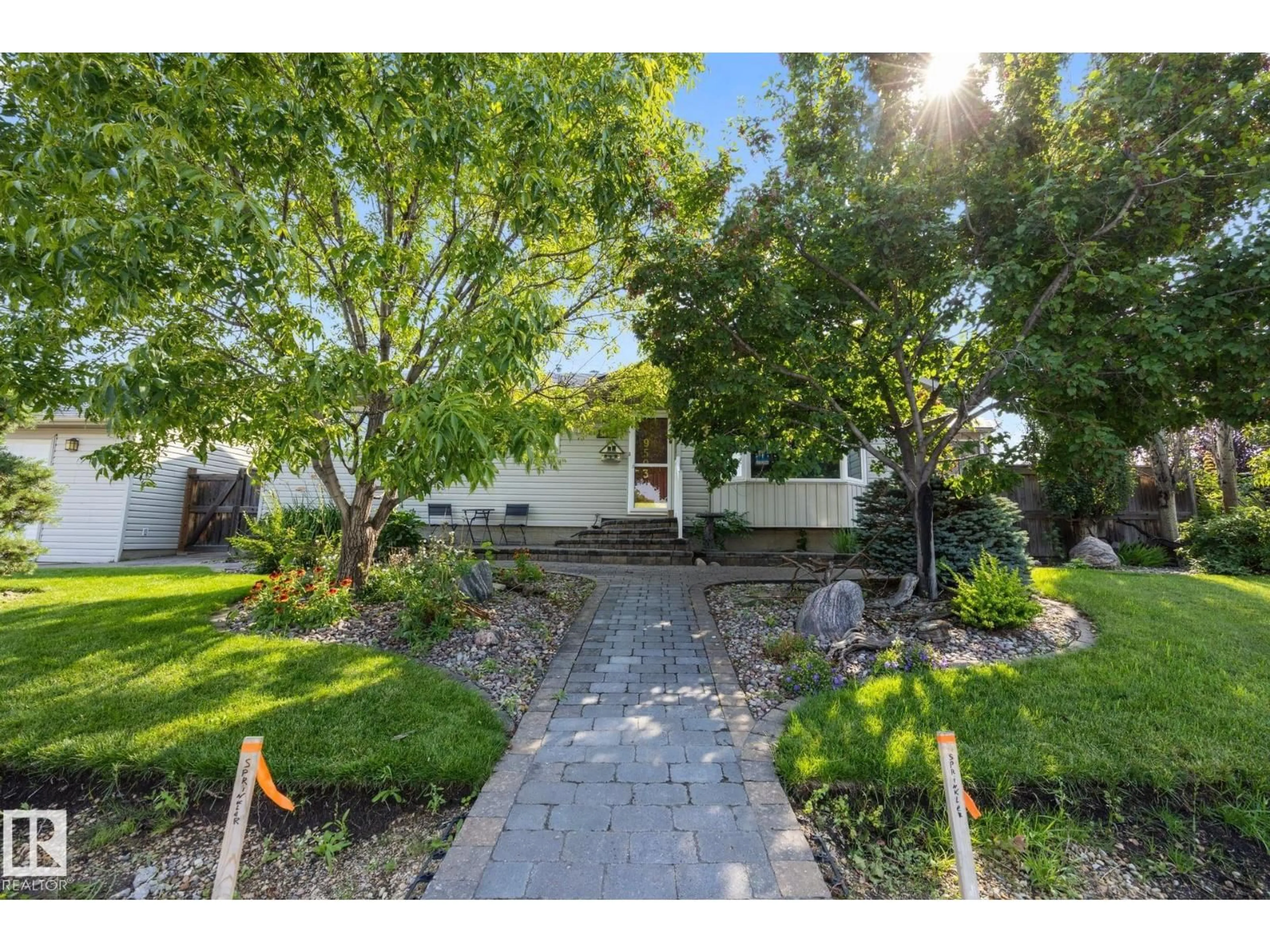 A pic from outside/outdoor area/front of a property/back of a property/a pic from drone, street for 9503 54 ST, Edmonton Alberta T6B1H4
