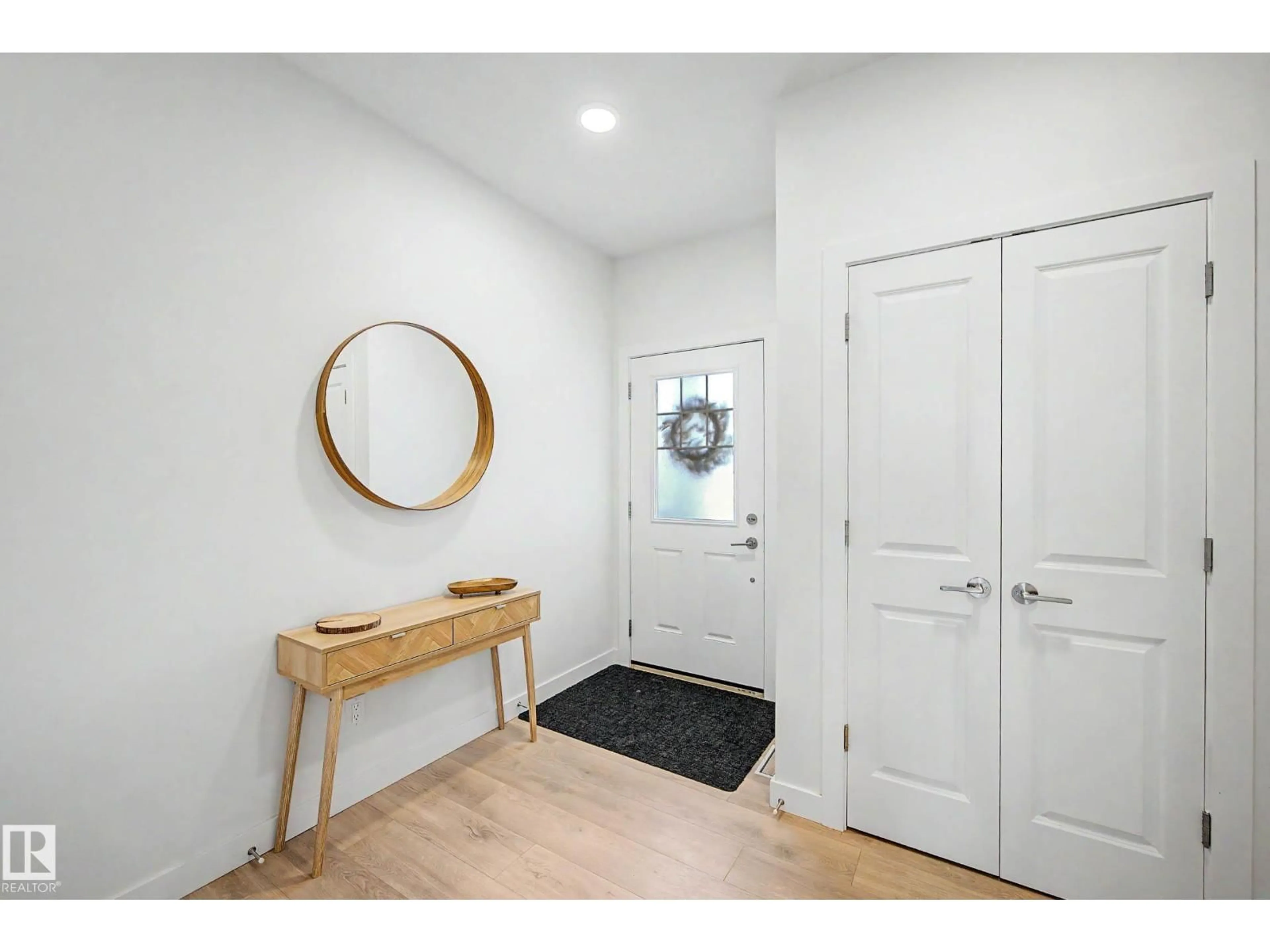 Indoor entryway for 23015 96 AV, Edmonton Alberta T5T7R4