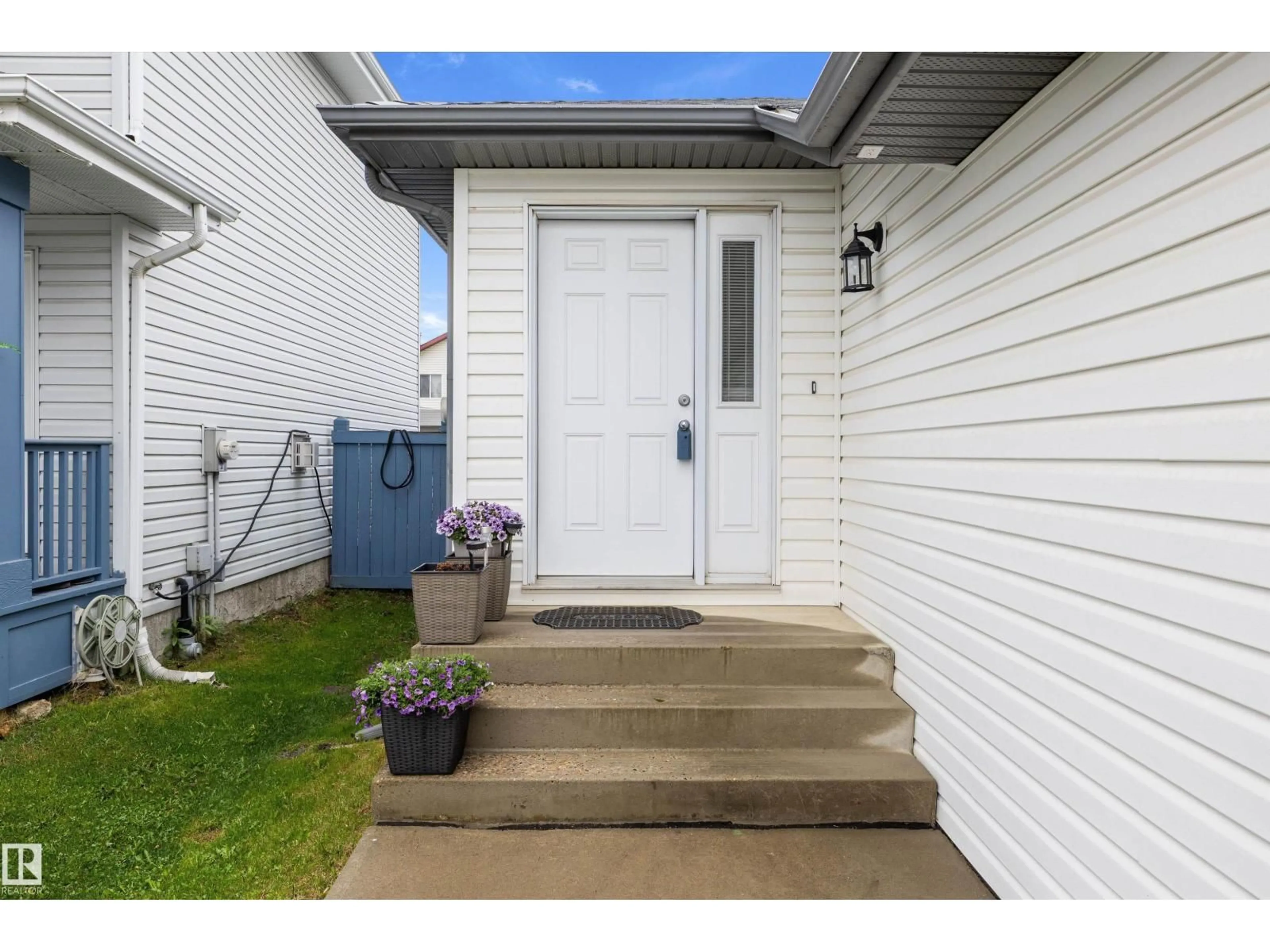 Indoor entryway for 3344 24 AV, Edmonton Alberta T6T1Y5