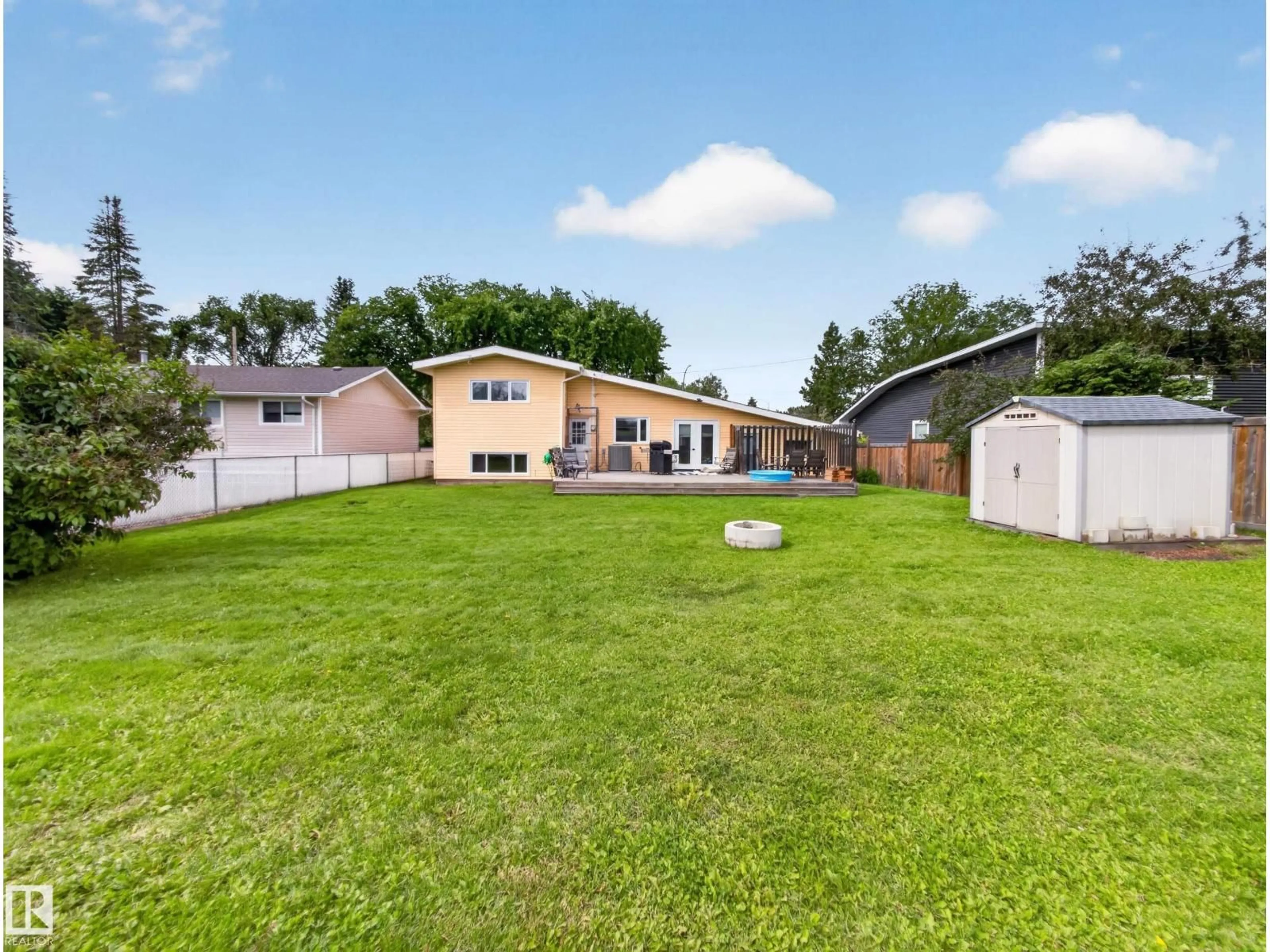 A pic from outside/outdoor area/front of a property/back of a property/a pic from drone, unknown for 154 PINE ST, Sherwood Park Alberta T8A1H1