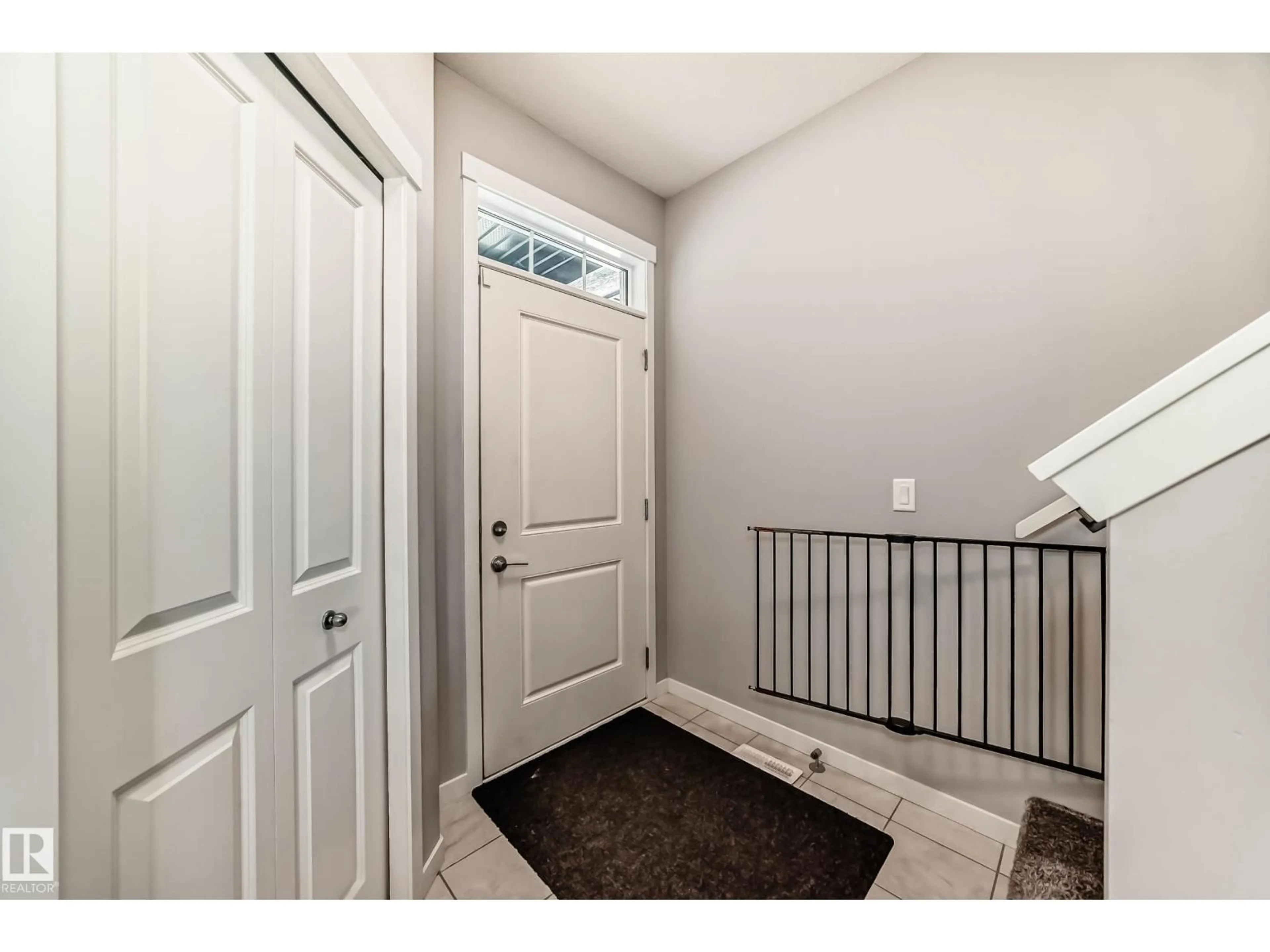 Indoor entryway for 17207 64 ST, Edmonton Alberta T5Y3T6