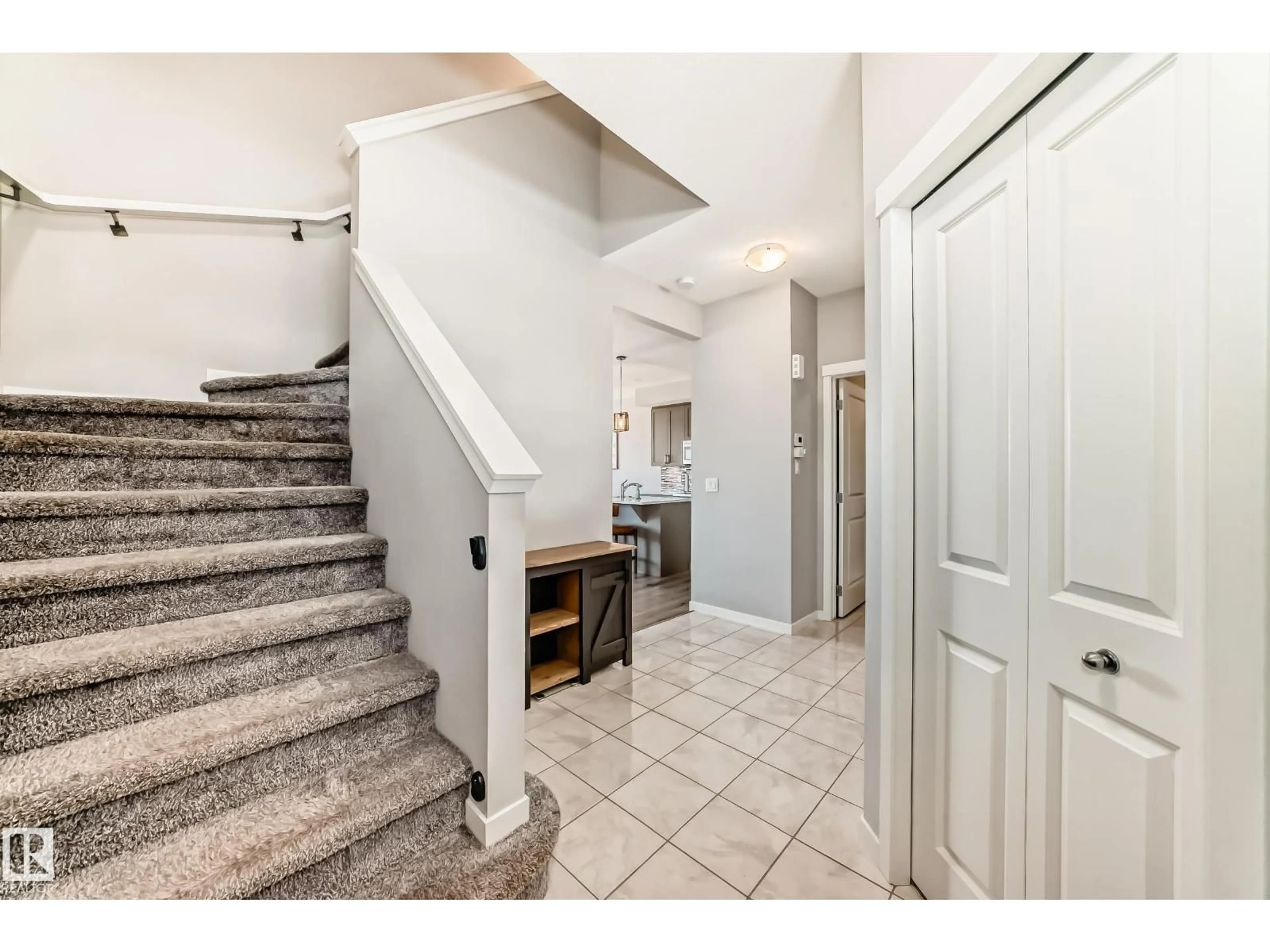 Indoor entryway for 17207 64 ST, Edmonton Alberta T5Y3T6