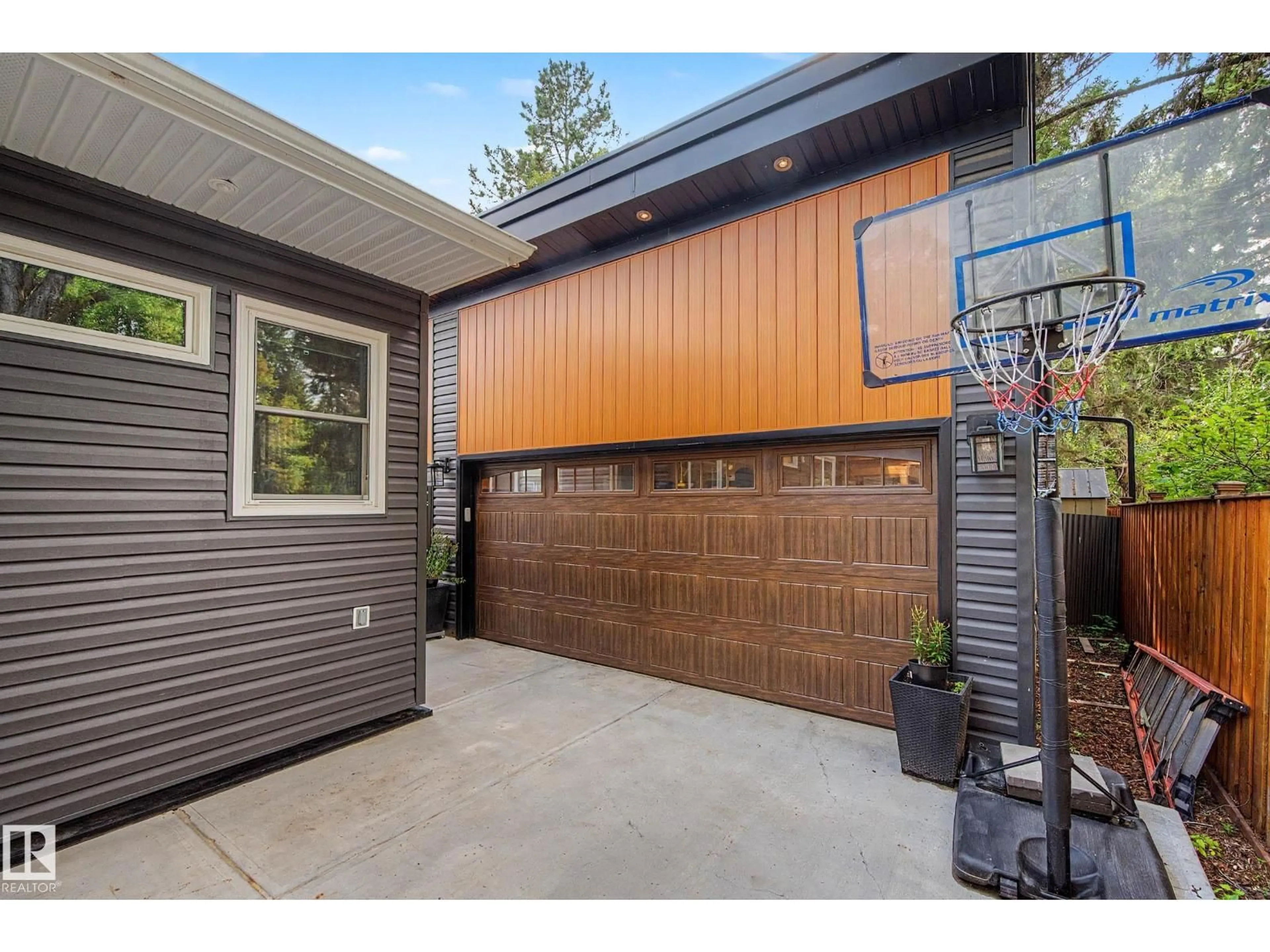 Indoor garage for 162 MISSION AV, St. Albert Alberta T8N2C7