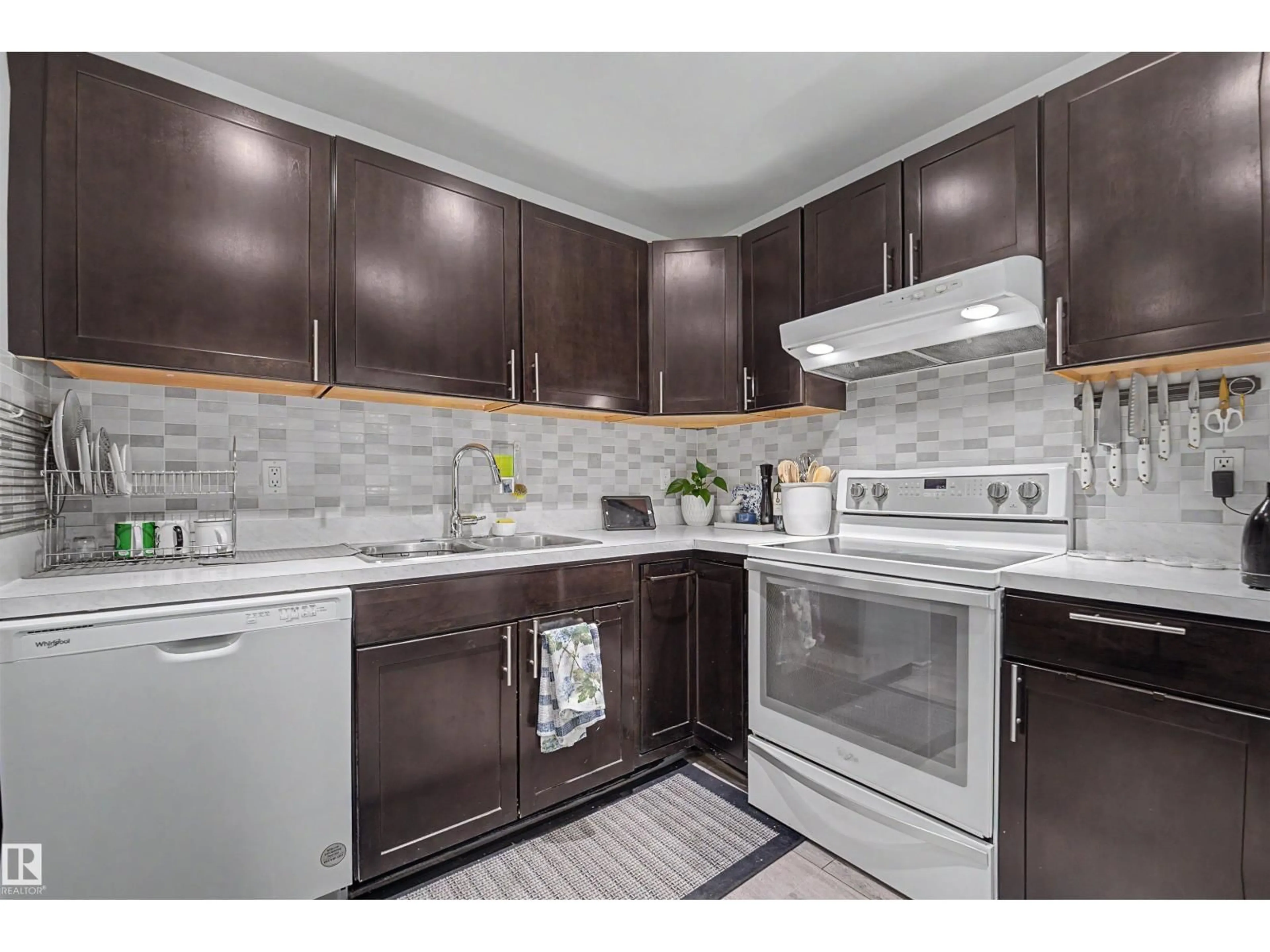 Standard kitchen, unknown for 5420 146 AV, Edmonton Alberta T5A4L6