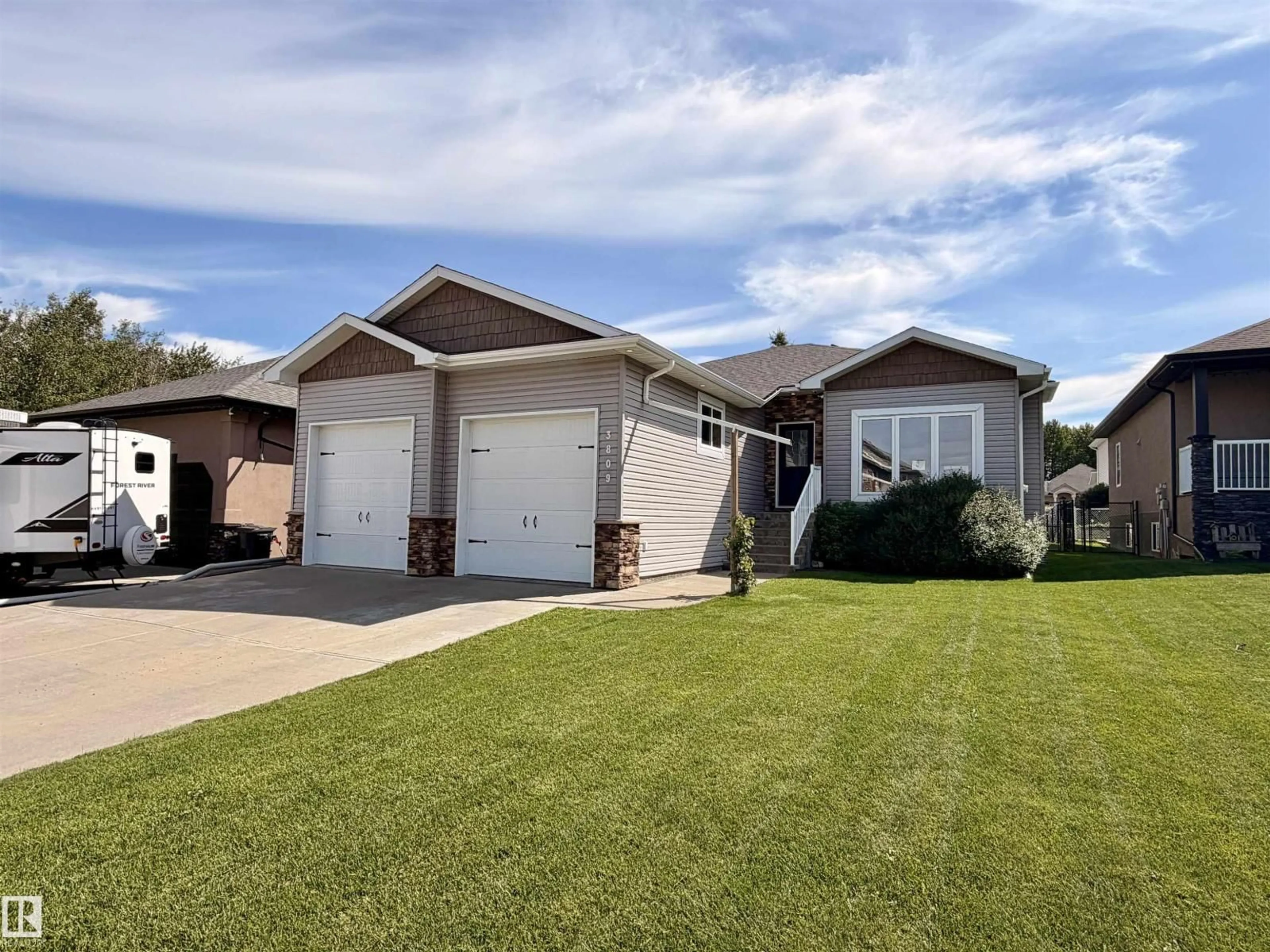 Home with vinyl exterior material, street for 3809 52 AV, Drayton Valley Alberta T7A1T7