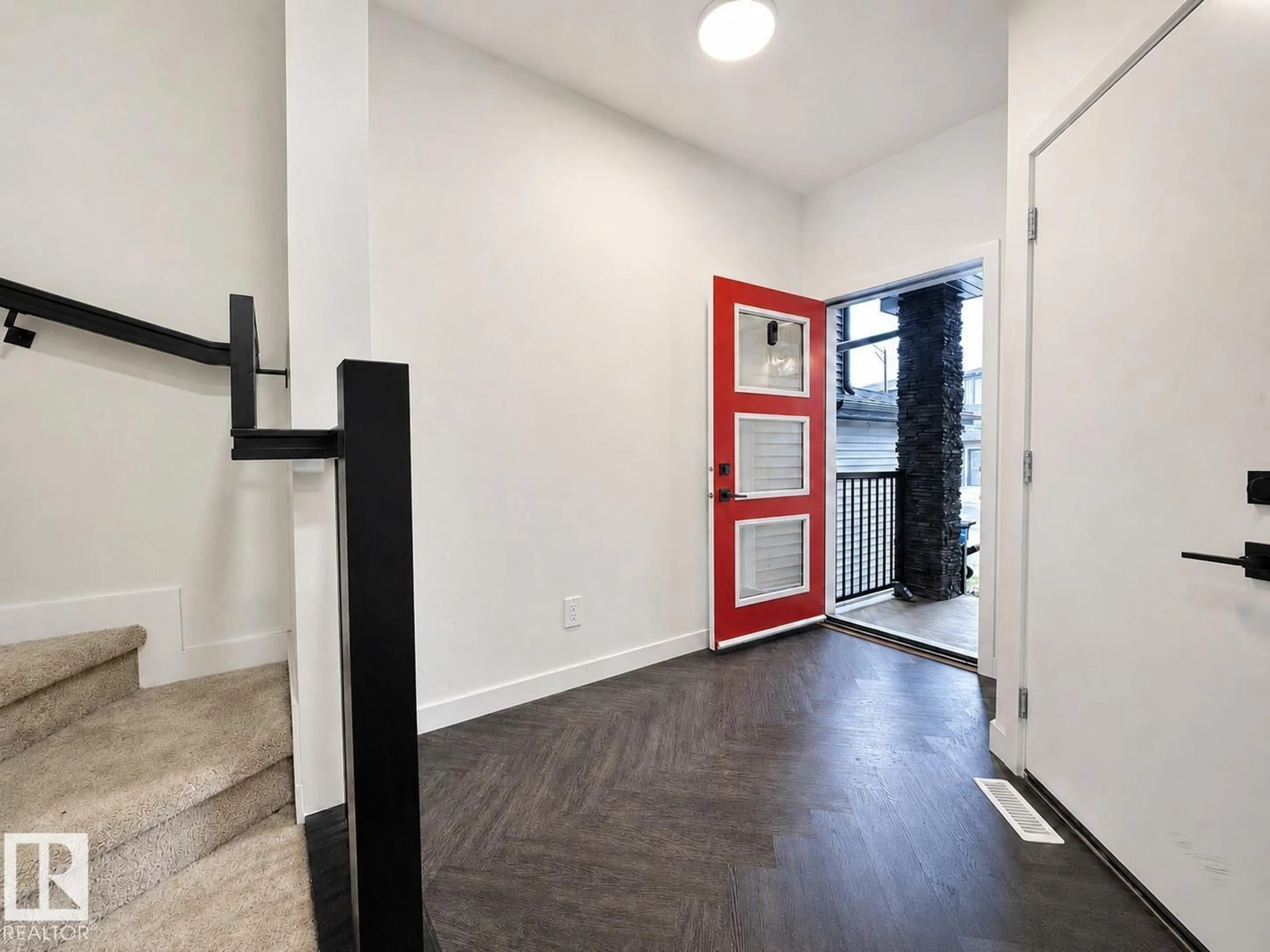 Indoor entryway for 5478 KOOTOOK RD, Edmonton Alberta T6W2Z5