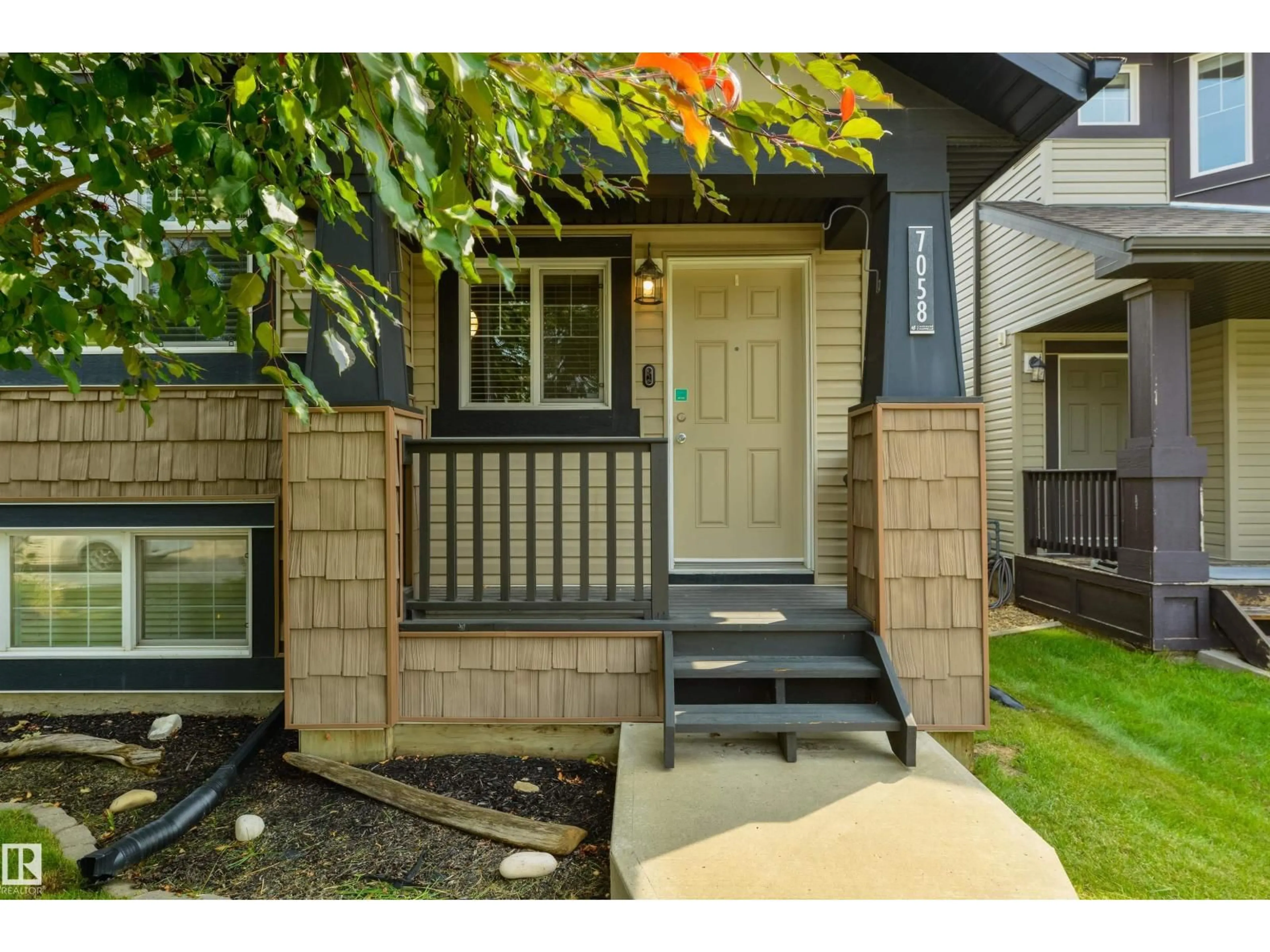 Indoor entryway for 7058 CARDINAL WY, Edmonton Alberta T6W1Z2