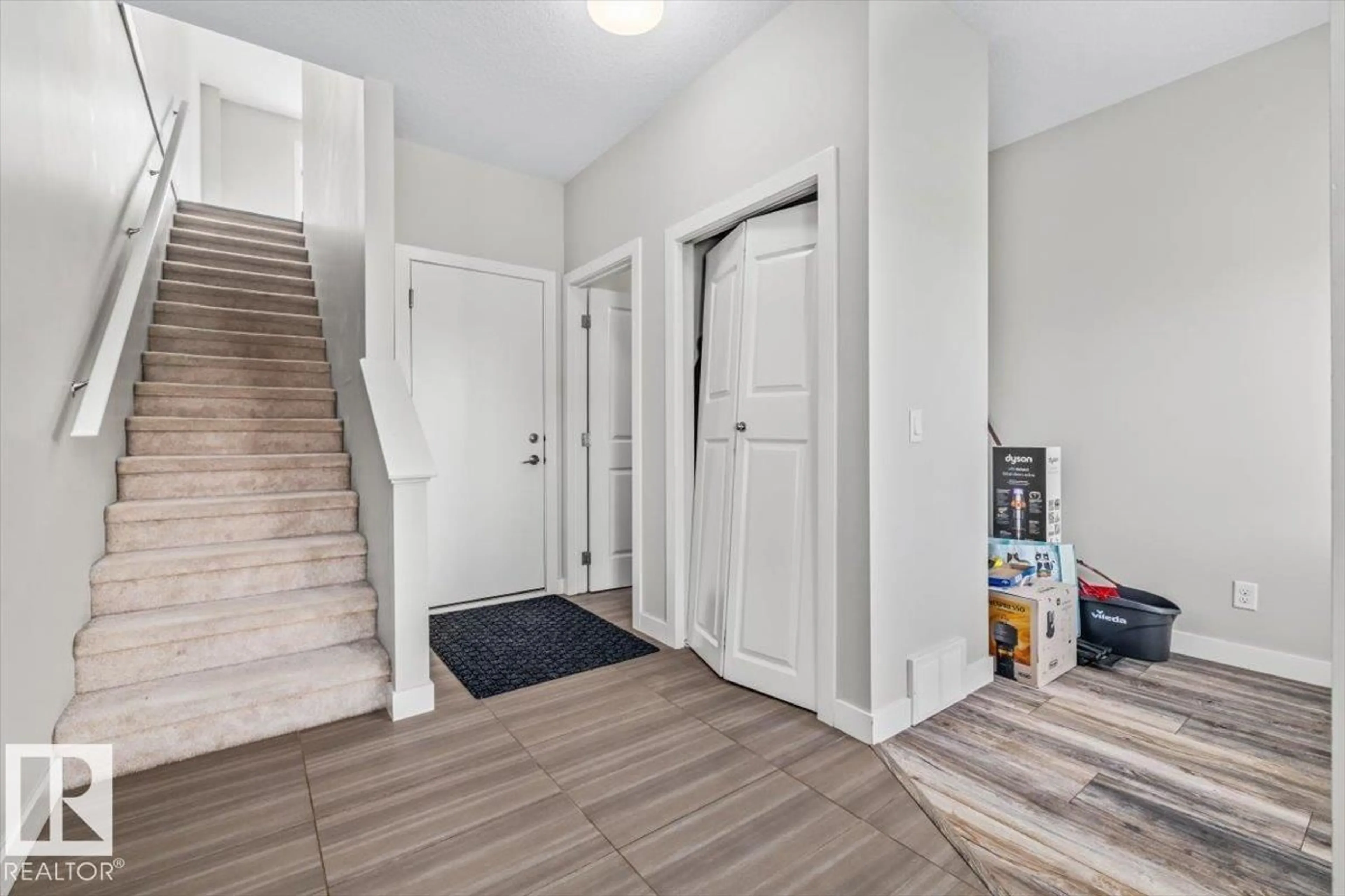 Indoor entryway for #4 - 1636 KERR RD, Edmonton Alberta T5E6W3
