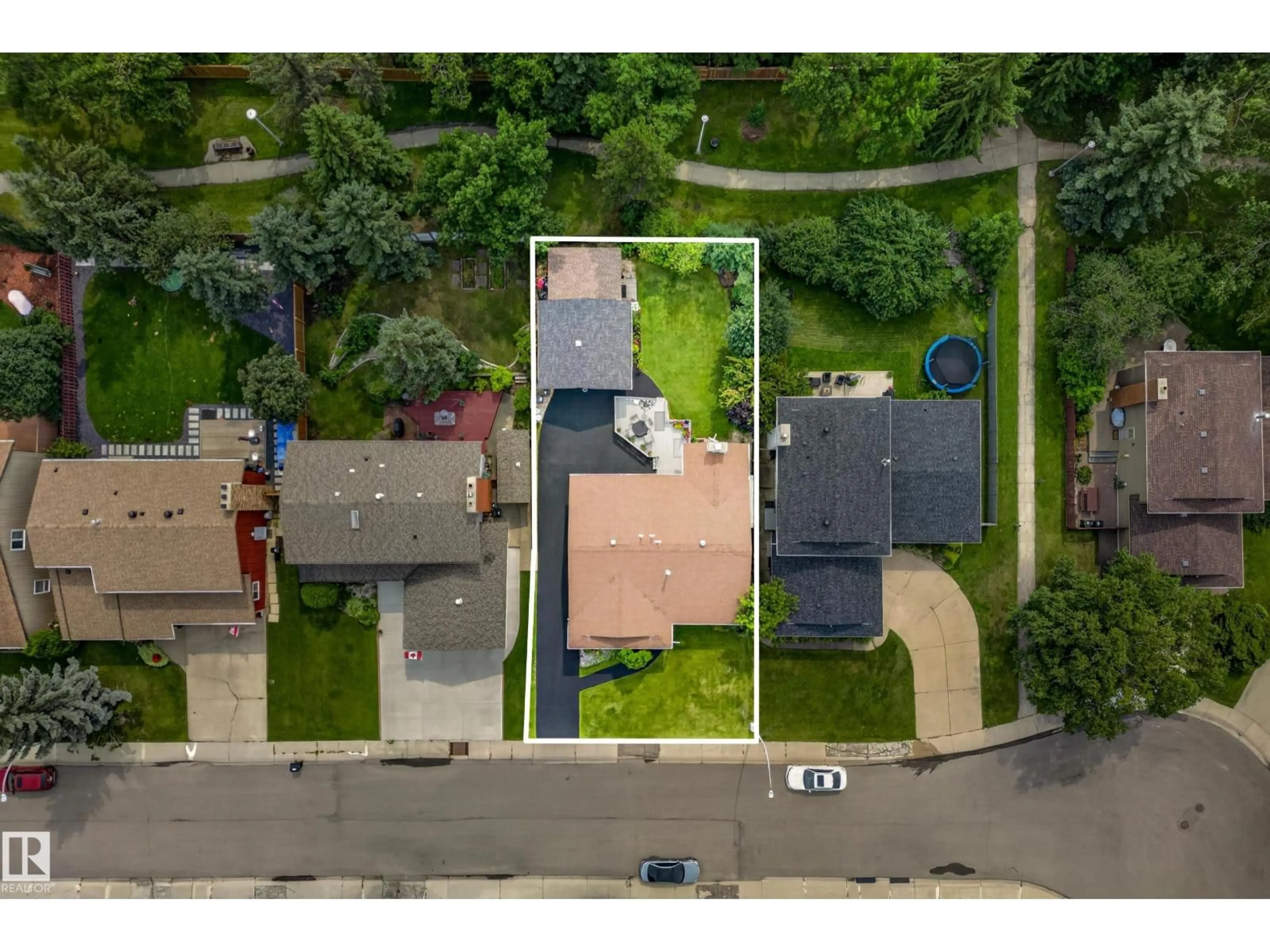 A pic from outside/outdoor area/front of a property/back of a property/a pic from drone, street for NW - 11727 27 AV, Edmonton Alberta T6J3N7