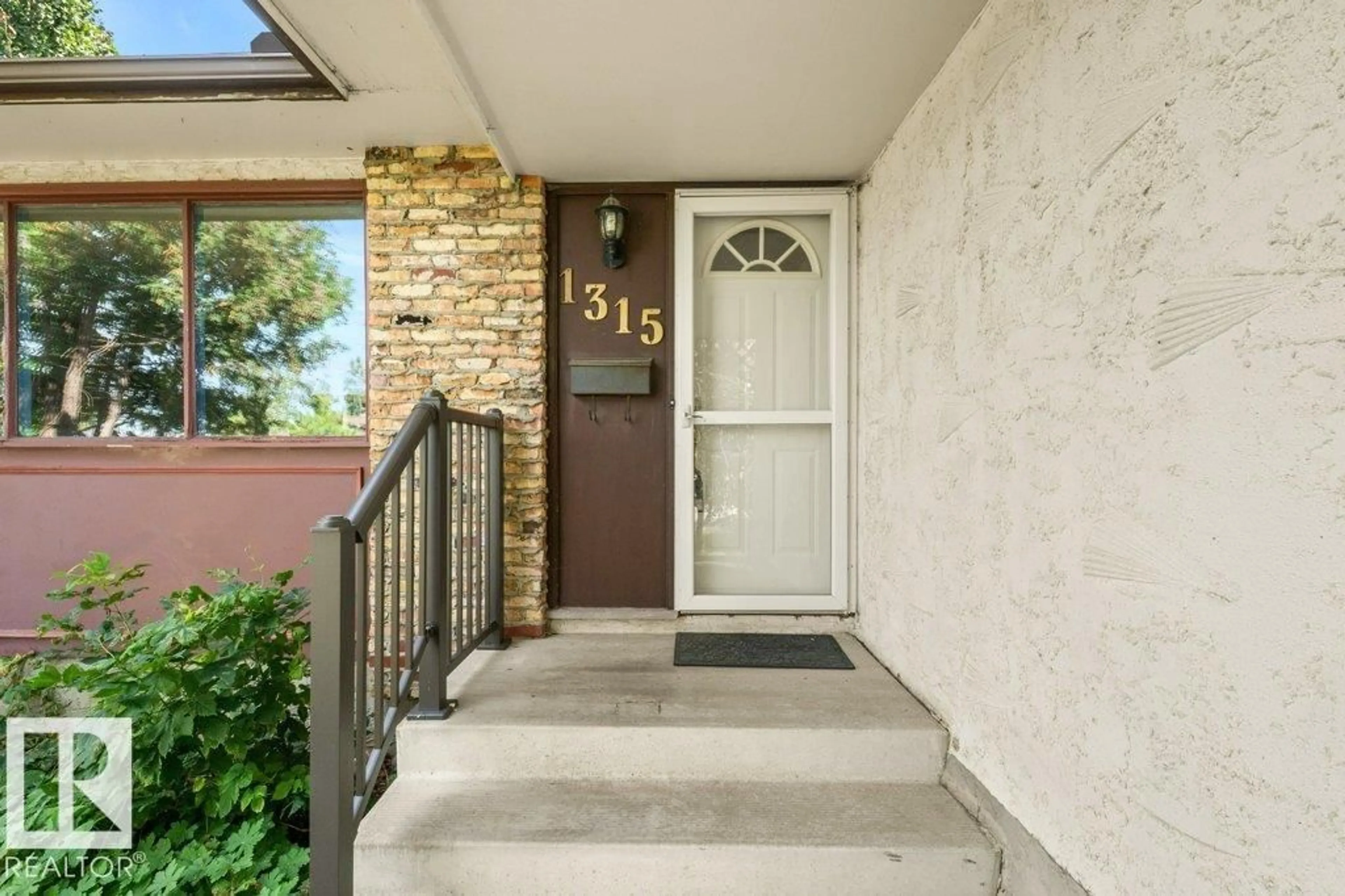 Indoor entryway for 1315 69 ST, Edmonton Alberta T6K3K5