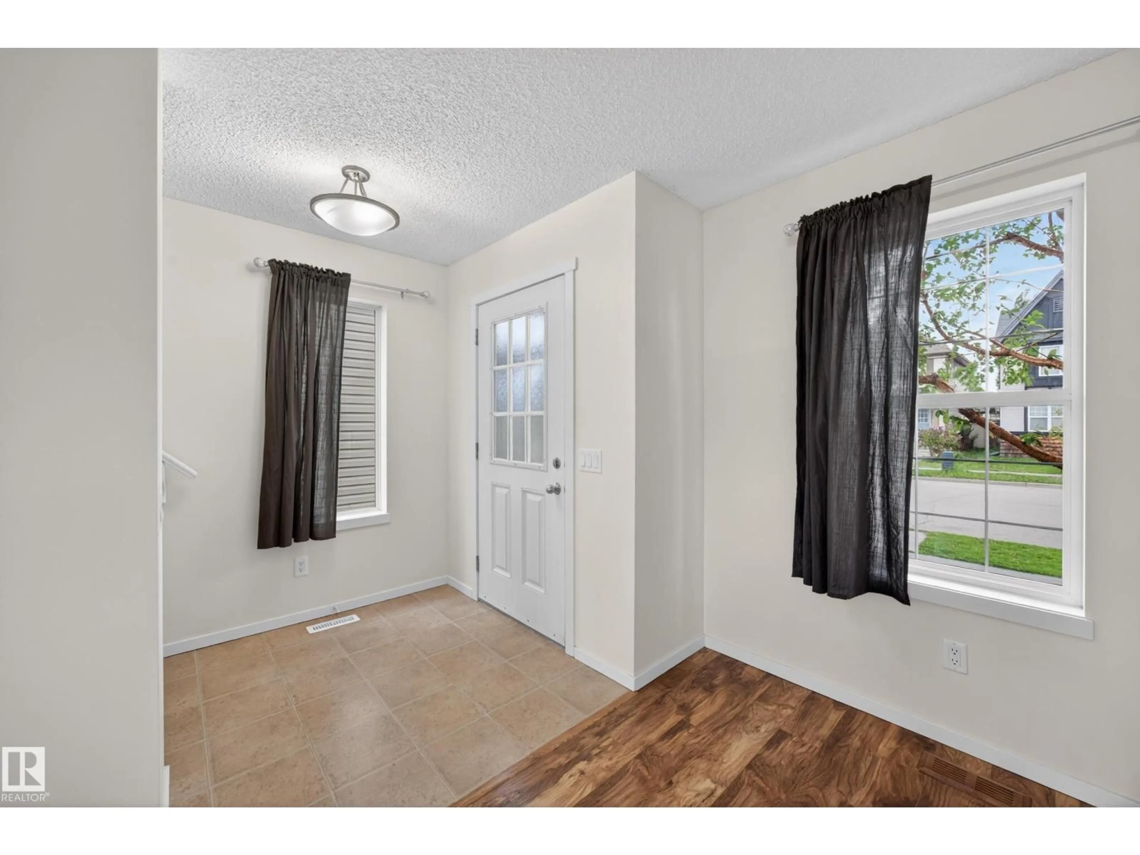 Indoor entryway for 3634 12 ST, Edmonton Alberta T6T0J5