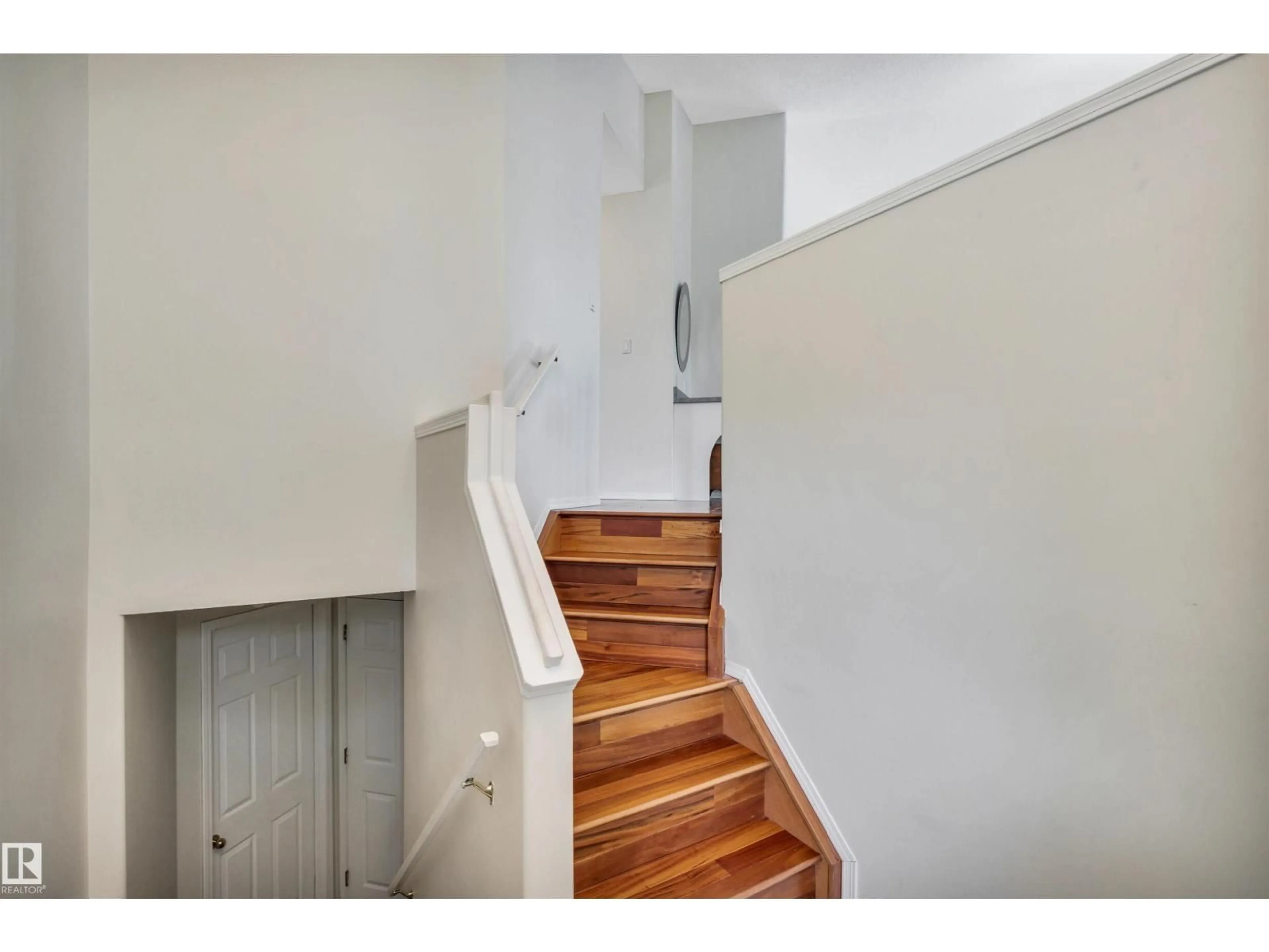 Stairs for 20 HIGHLAND CR, St. Albert Alberta T8N6K1