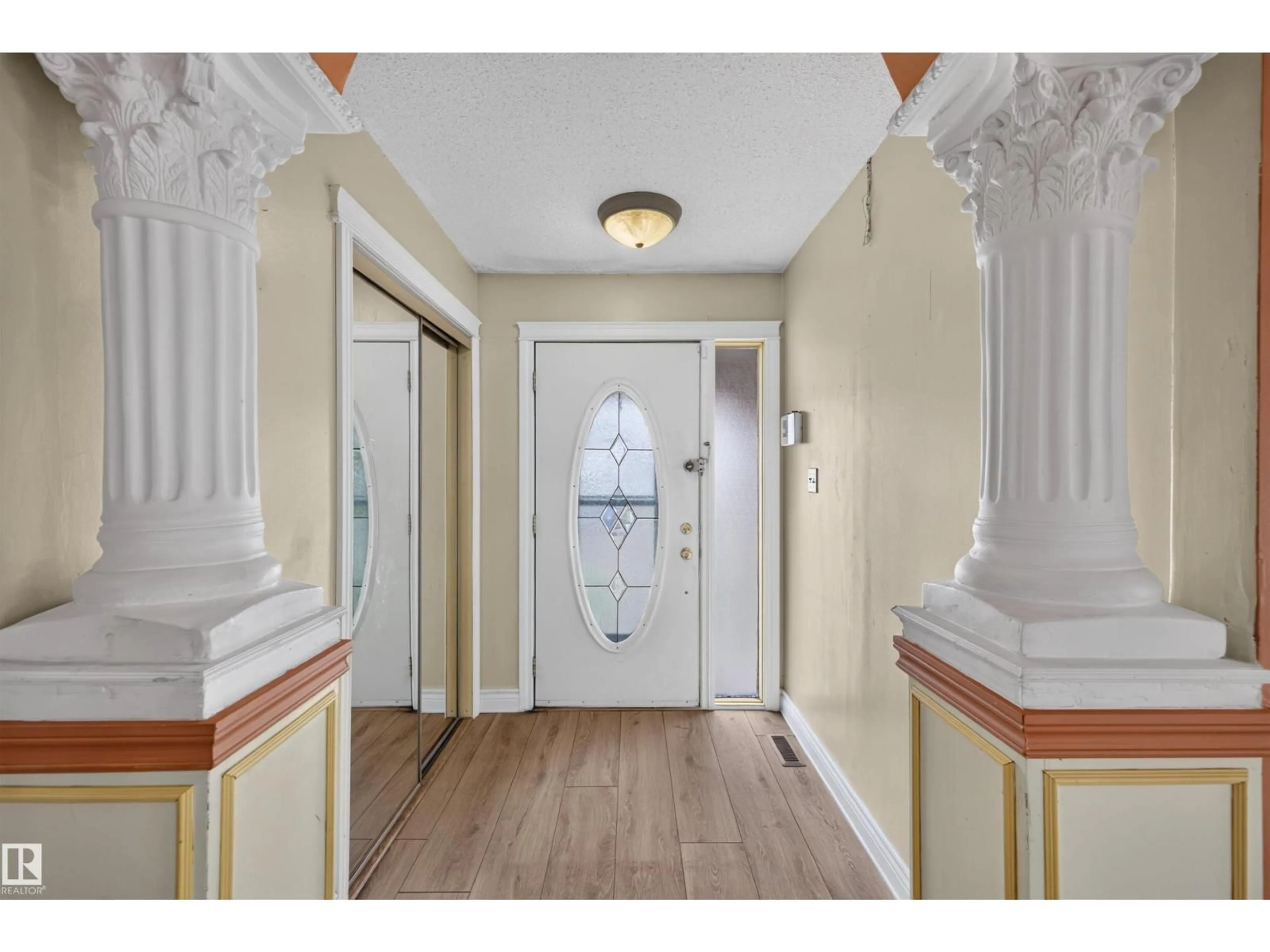 Indoor entryway for 6348 34A AV, Edmonton Alberta T6L1E4