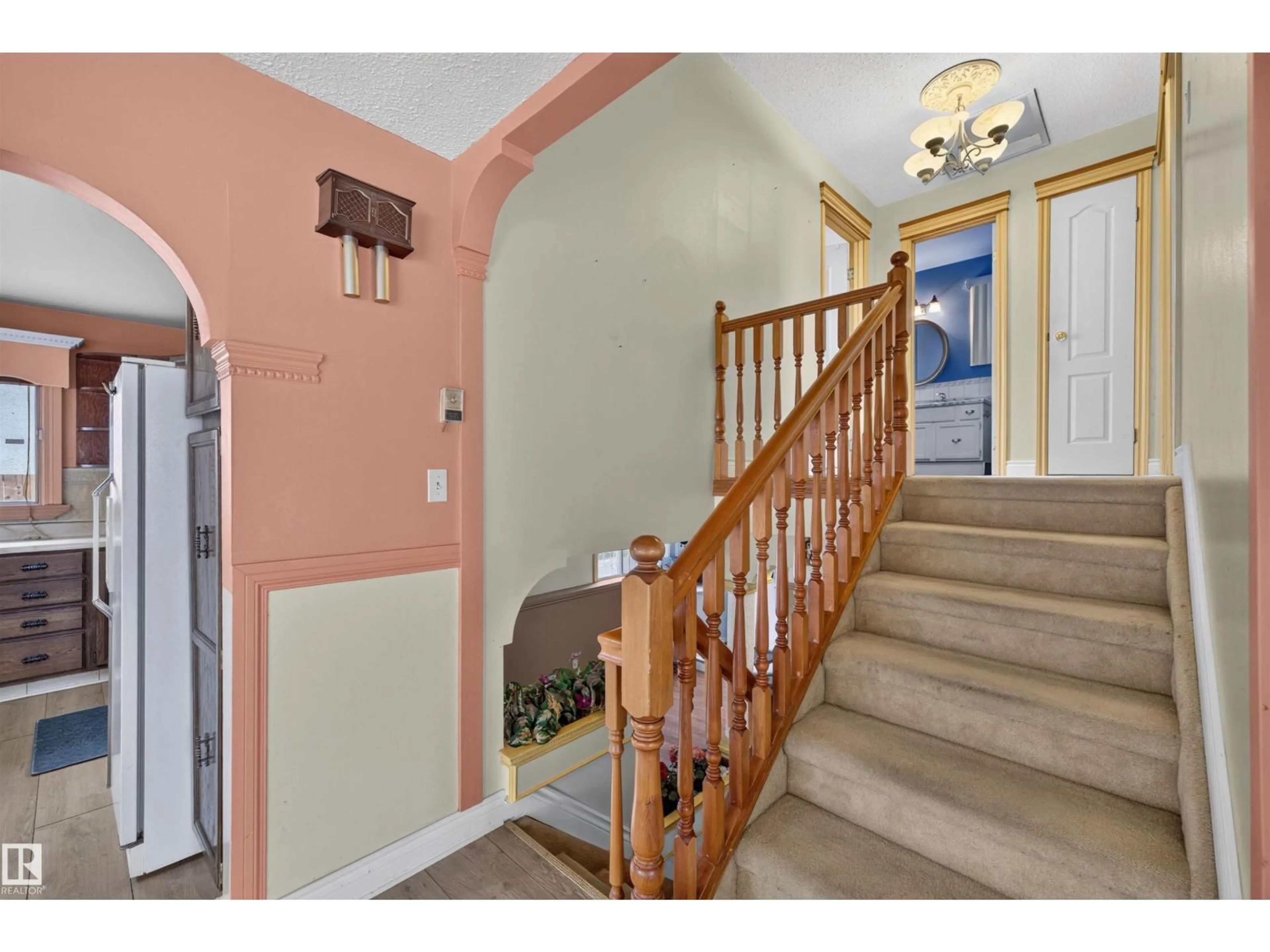 Indoor foyer for 6348 34A AV, Edmonton Alberta T6L1E4