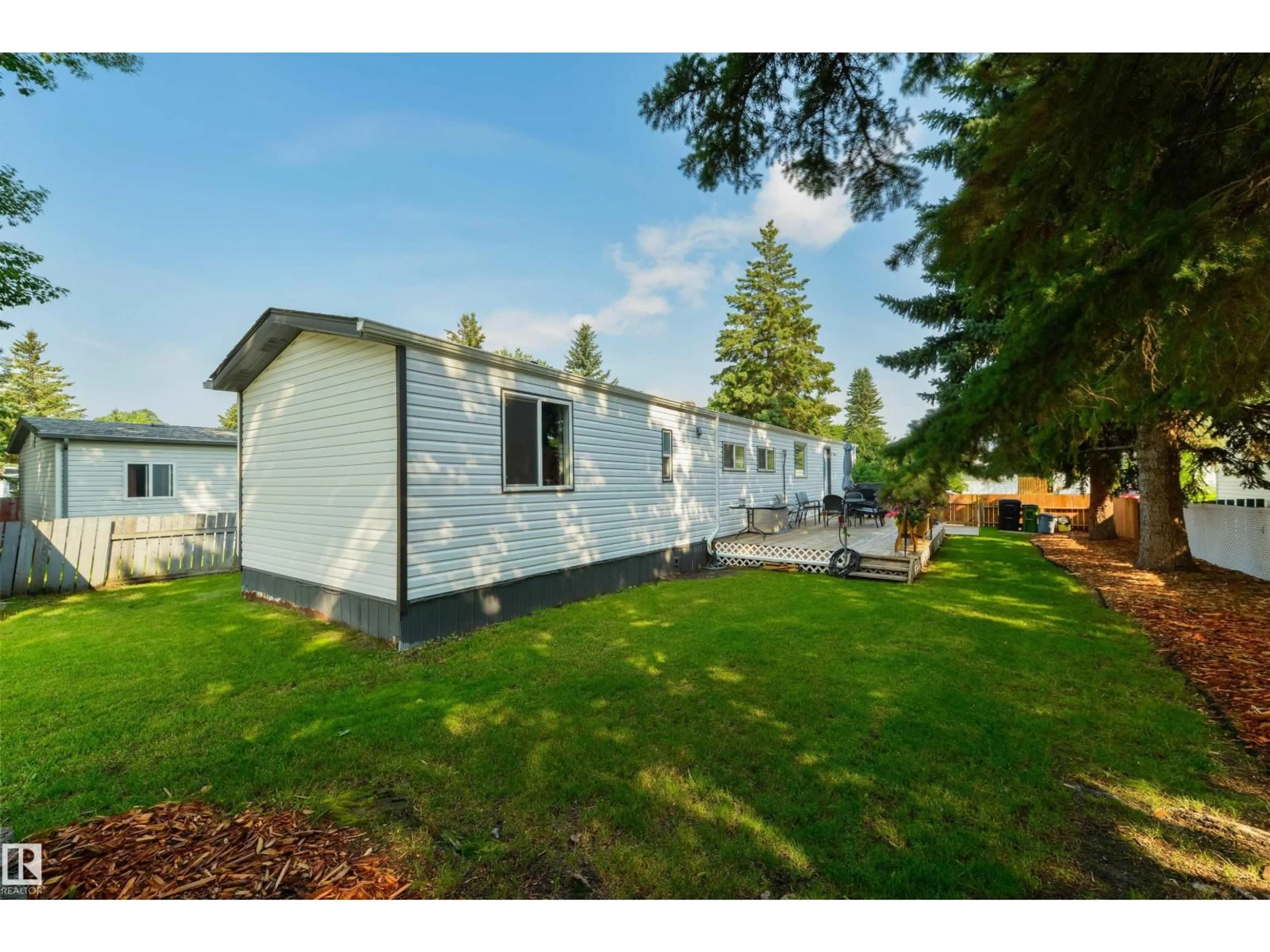 Home with vinyl exterior material, water/lake/river/ocean view for 13 THE PARKWAY NW, Edmonton Alberta T6P1C8