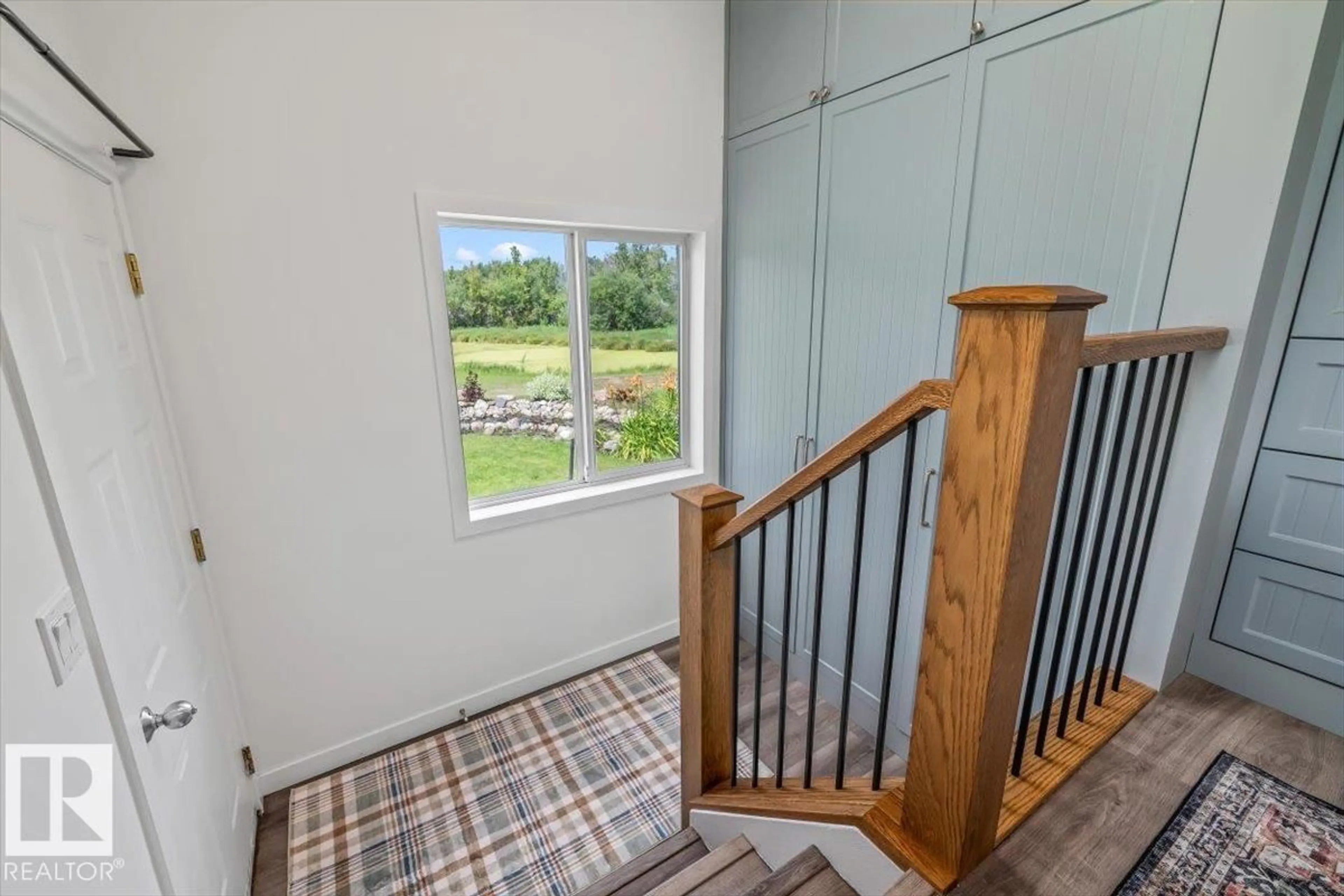 Indoor foyer for 170 TWP ROAD 530, Rural Strathcona County Alberta T8E2J1