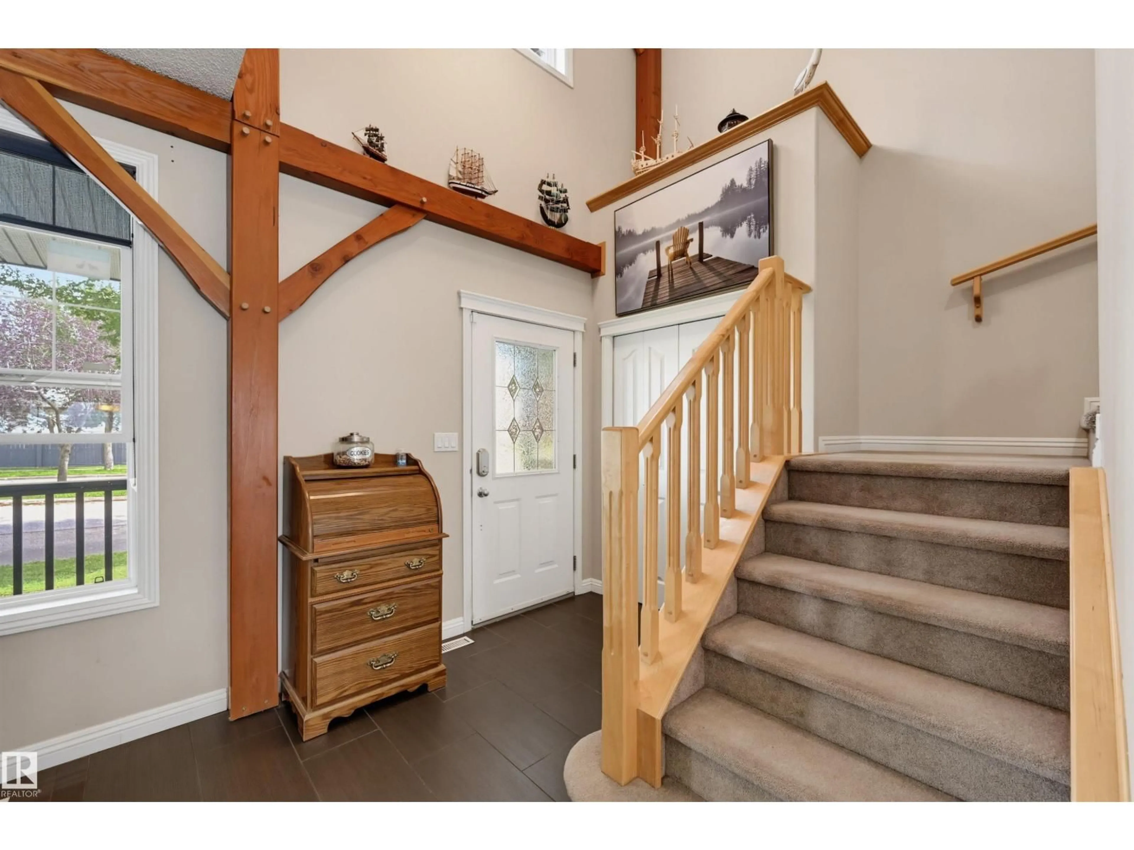 Indoor entryway for 1846 TOWNE CENTRE BV, Edmonton Alberta T6R3B7