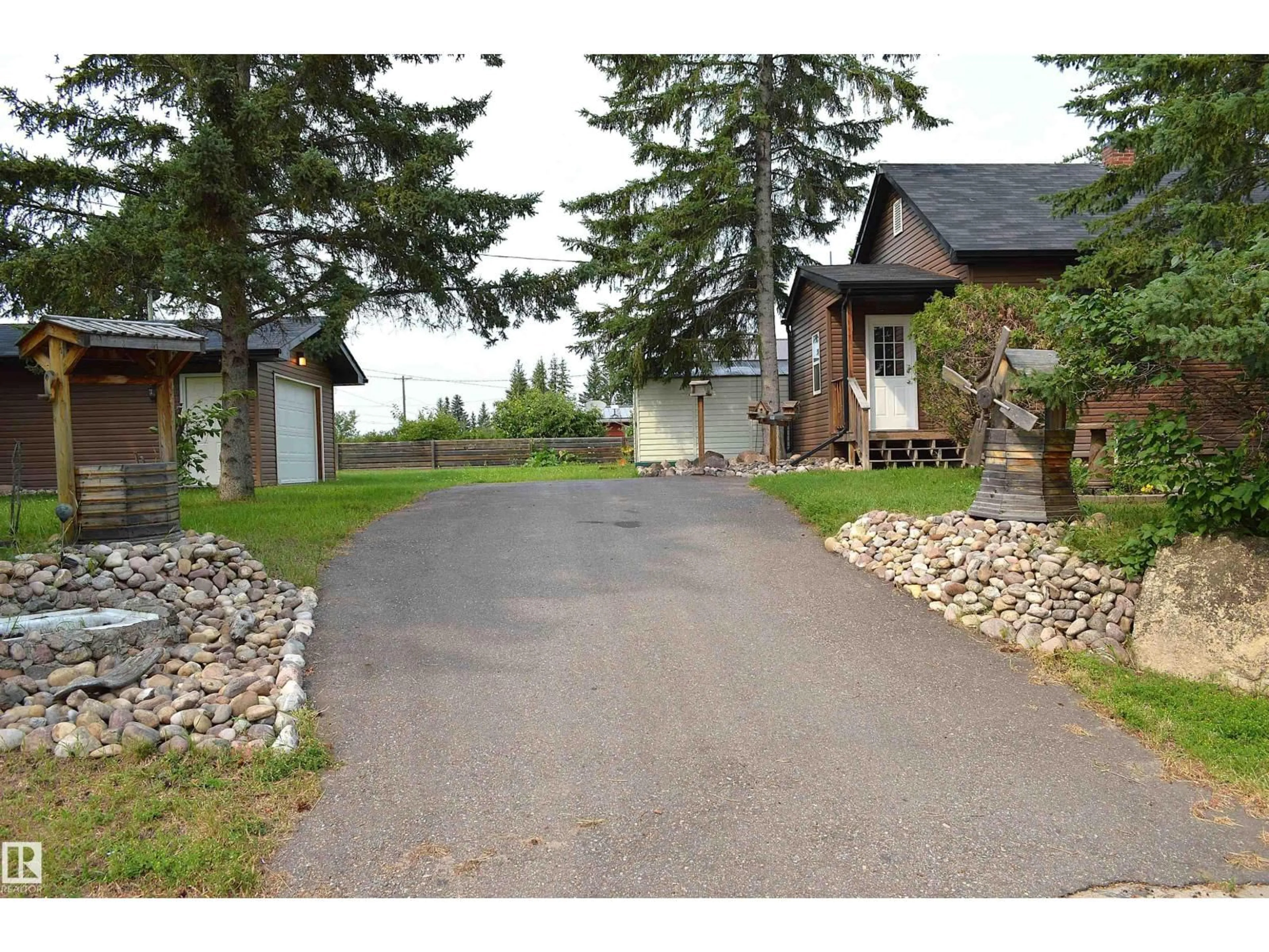A pic from outside/outdoor area/front of a property/back of a property/a pic from drone, street for 4802 50 ST, Glendon Alberta T0A1P0