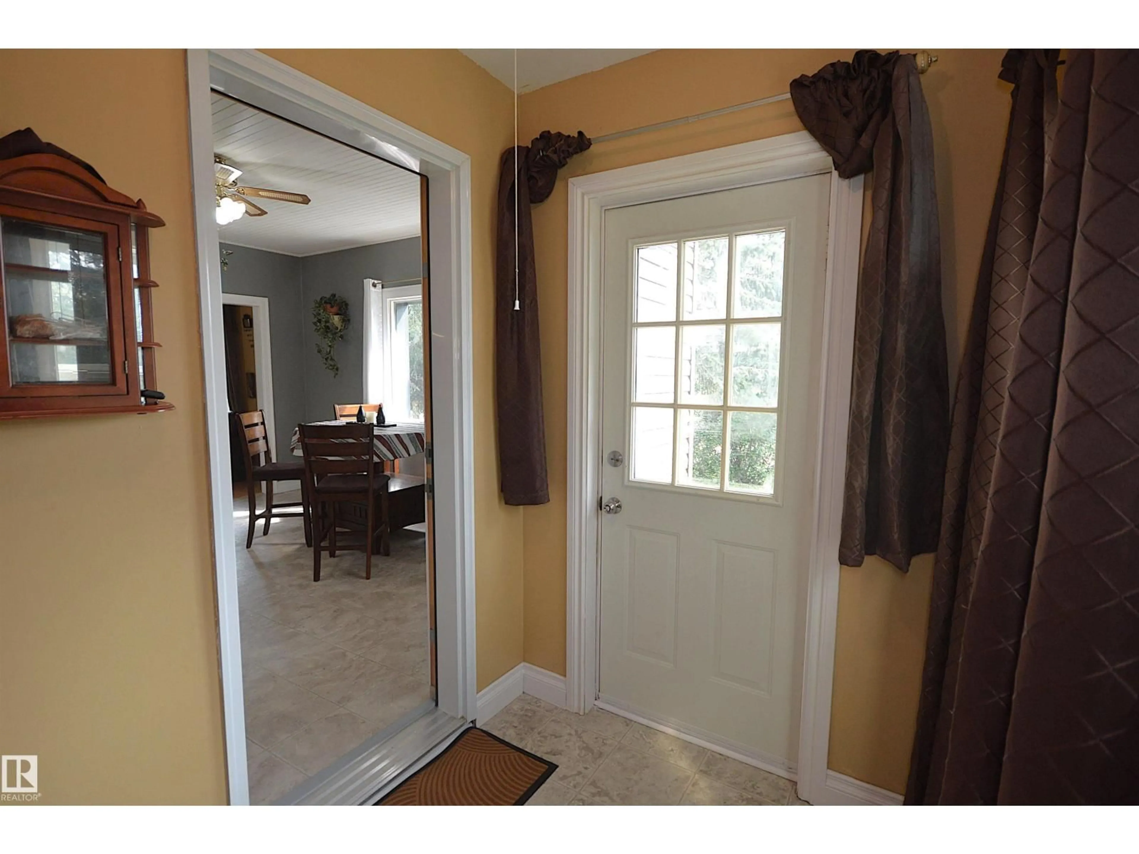 Indoor entryway for 4802 50 ST, Glendon Alberta T0A1P0