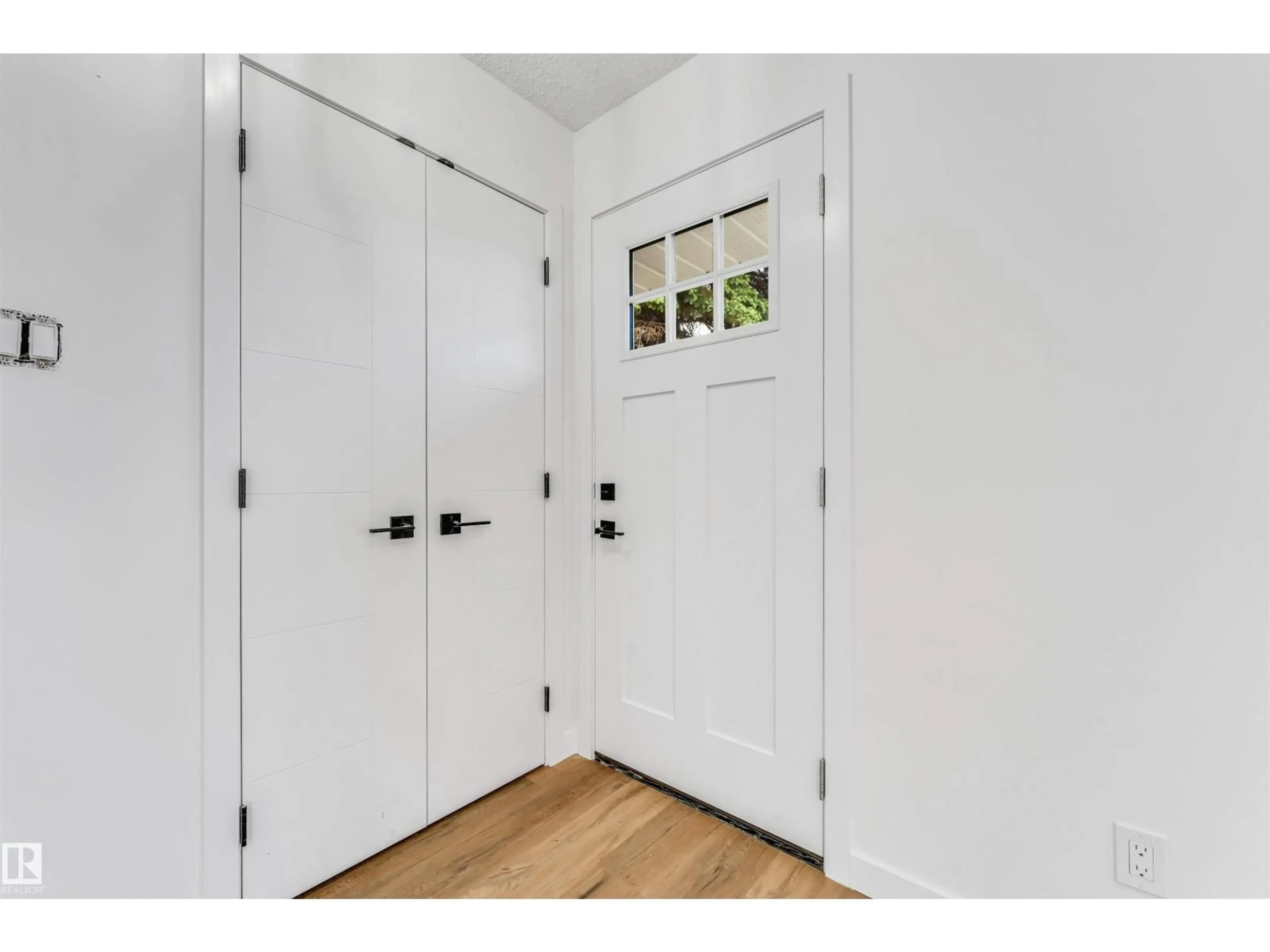 Indoor entryway for 6404 88 AV, Edmonton Alberta T6B0M2