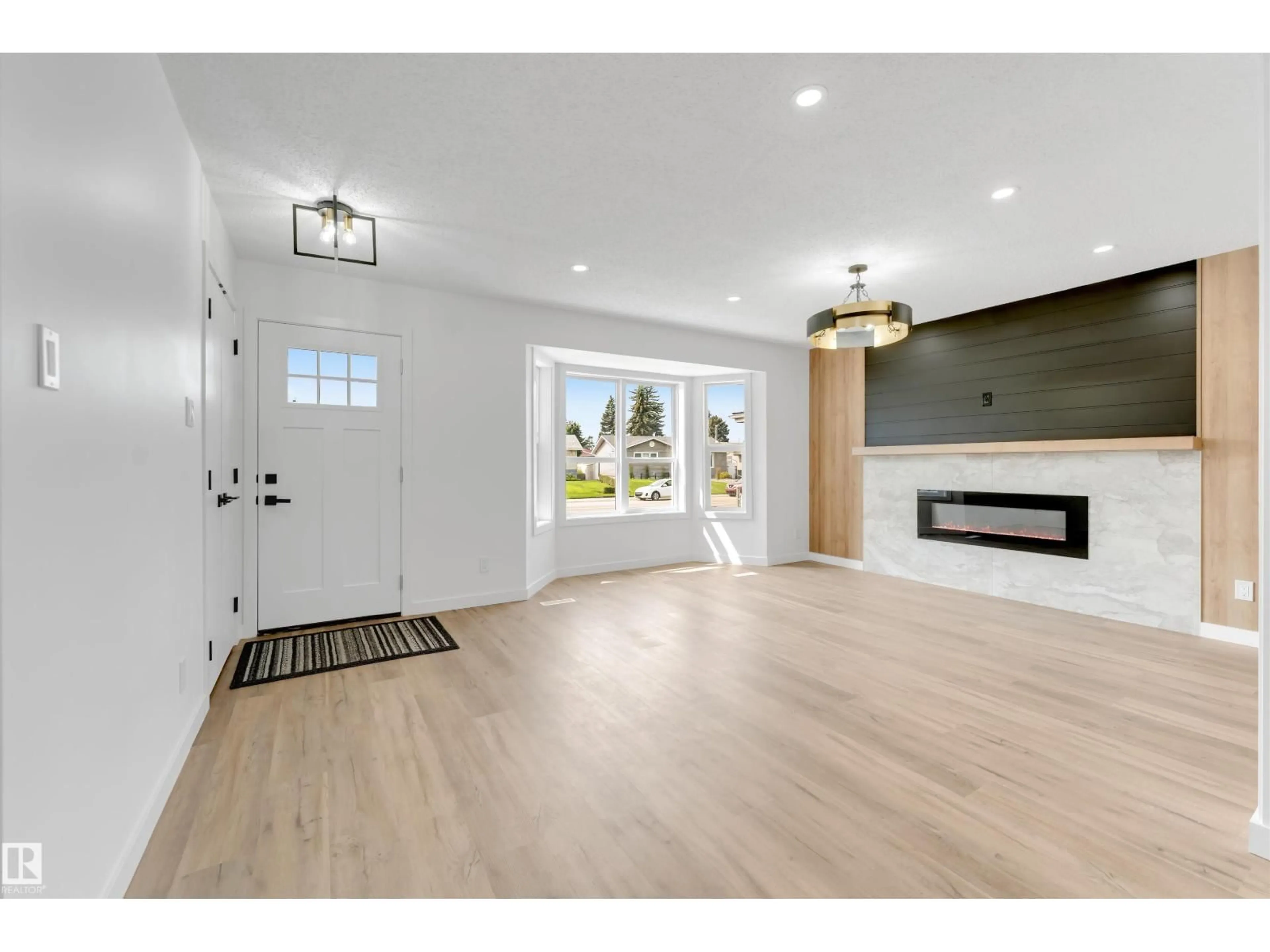 Indoor entryway for 6404 88 AV, Edmonton Alberta T6B0M2