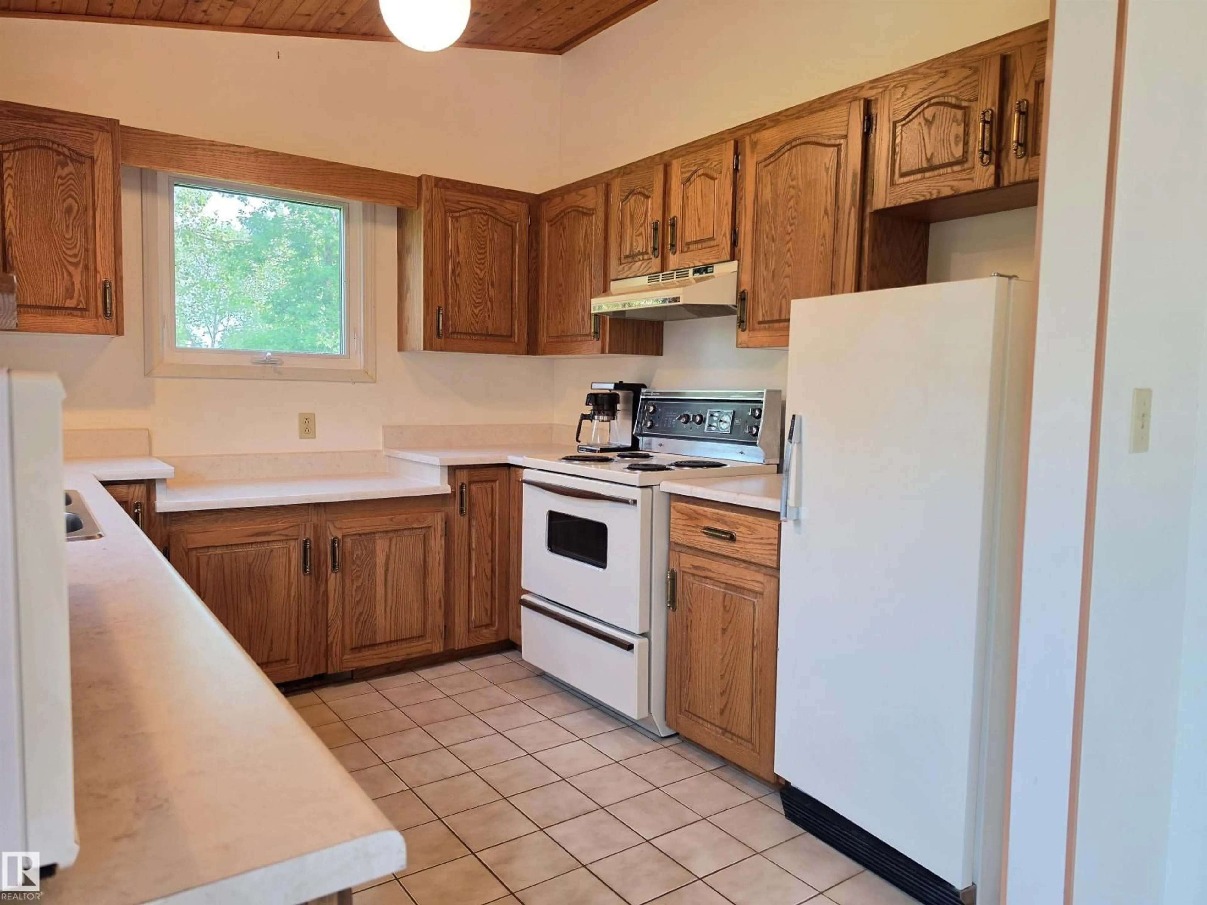 Standard kitchen, unknown for 12 53220 RGE ROAD 15, Rural Parkland County Alberta T7Y0C3
