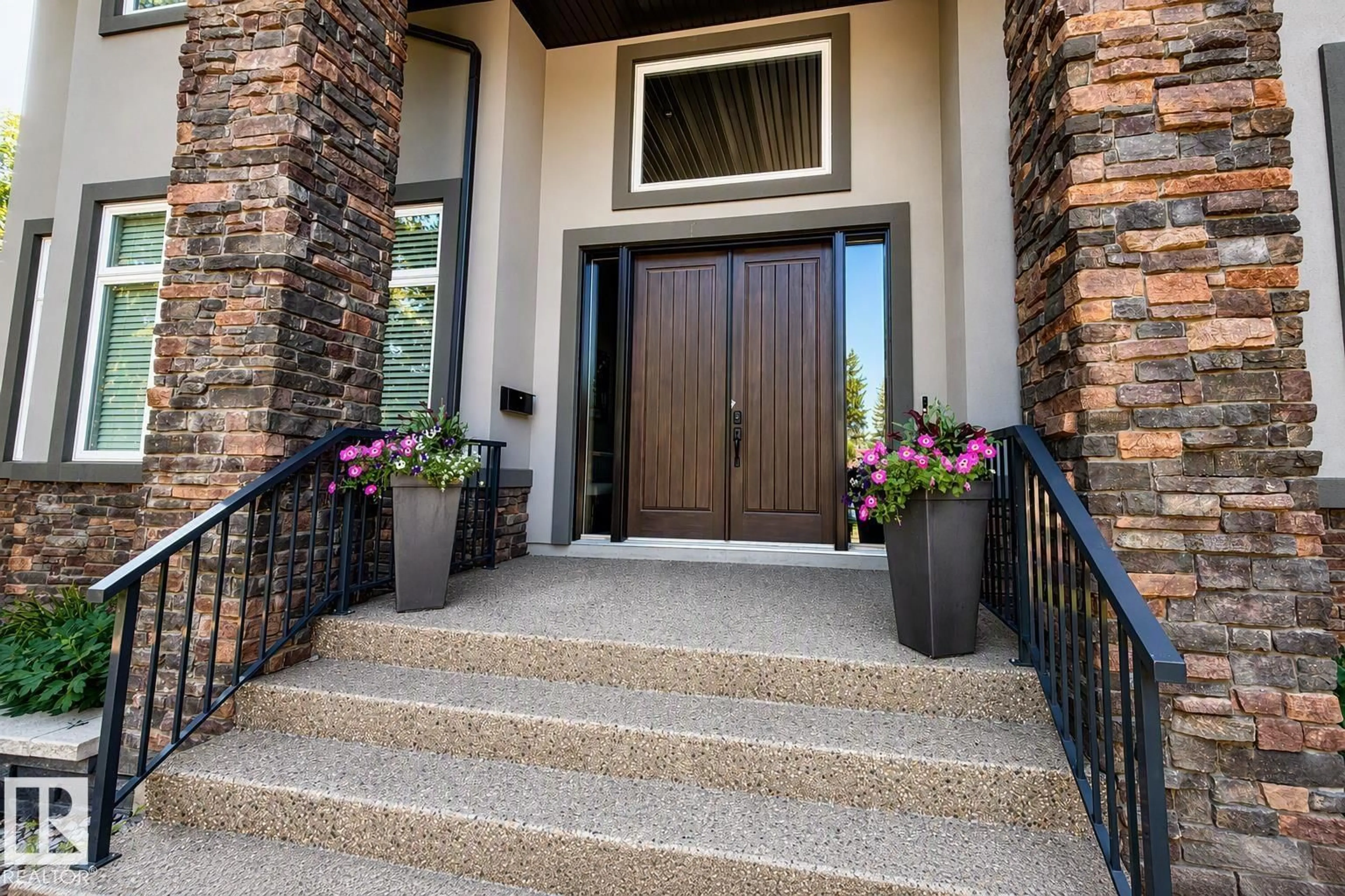 Indoor entryway for 8927 120 ST, Edmonton Alberta T6J1X6