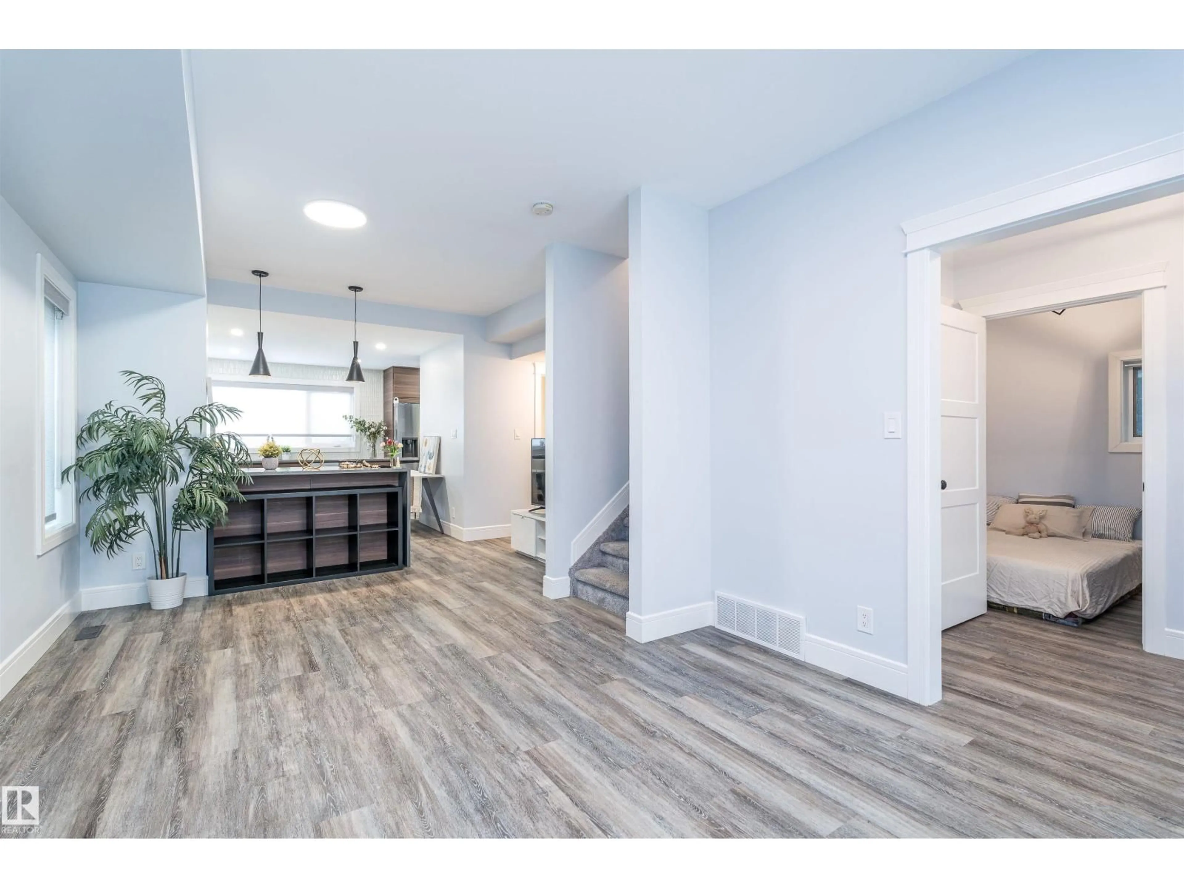 Indoor entryway for 10934 80 AV, Edmonton Alberta T6G0R1