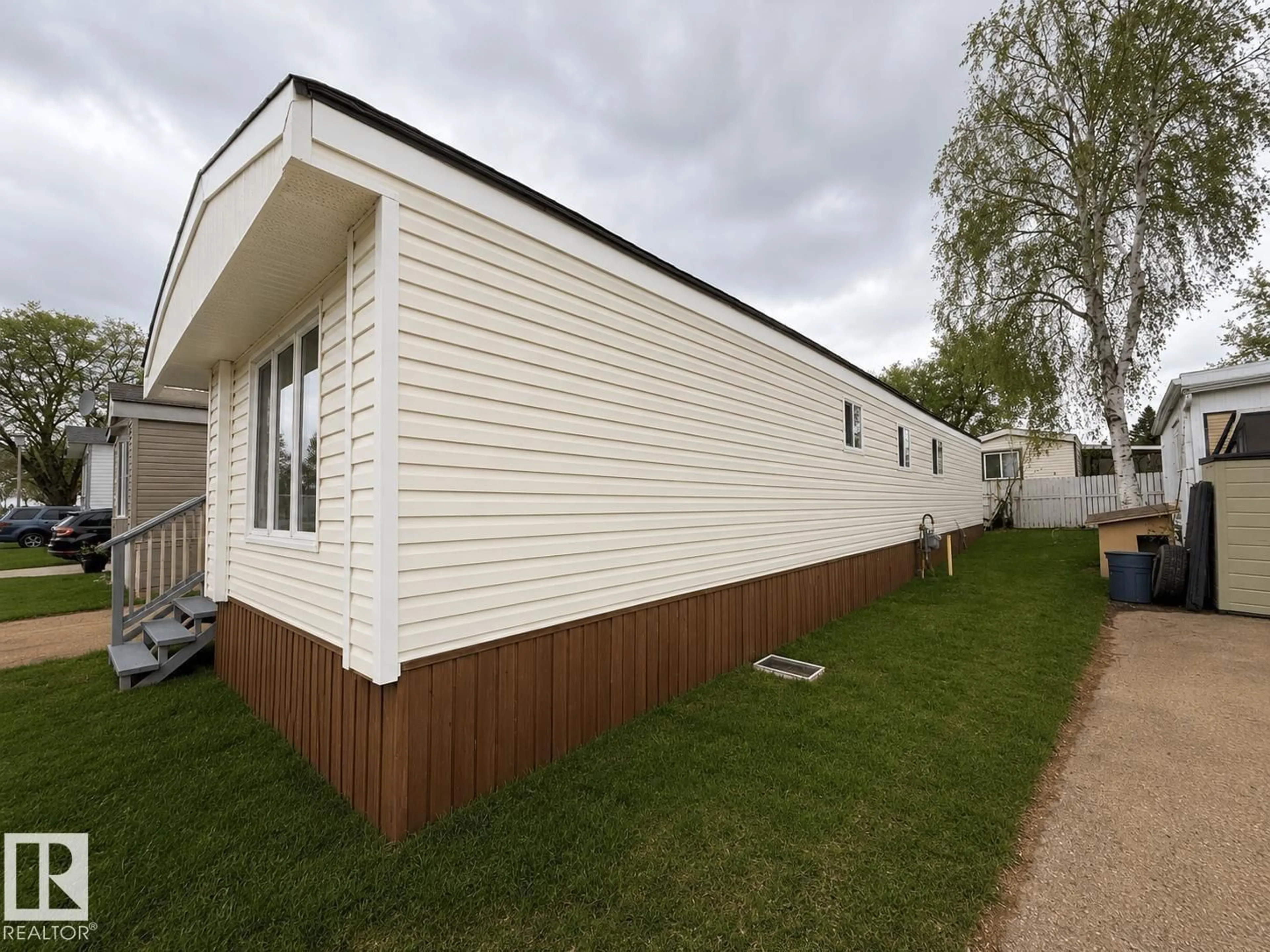 Home with vinyl exterior material, building for 20 WEST VIEW BV, Edmonton Alberta T5S1T5