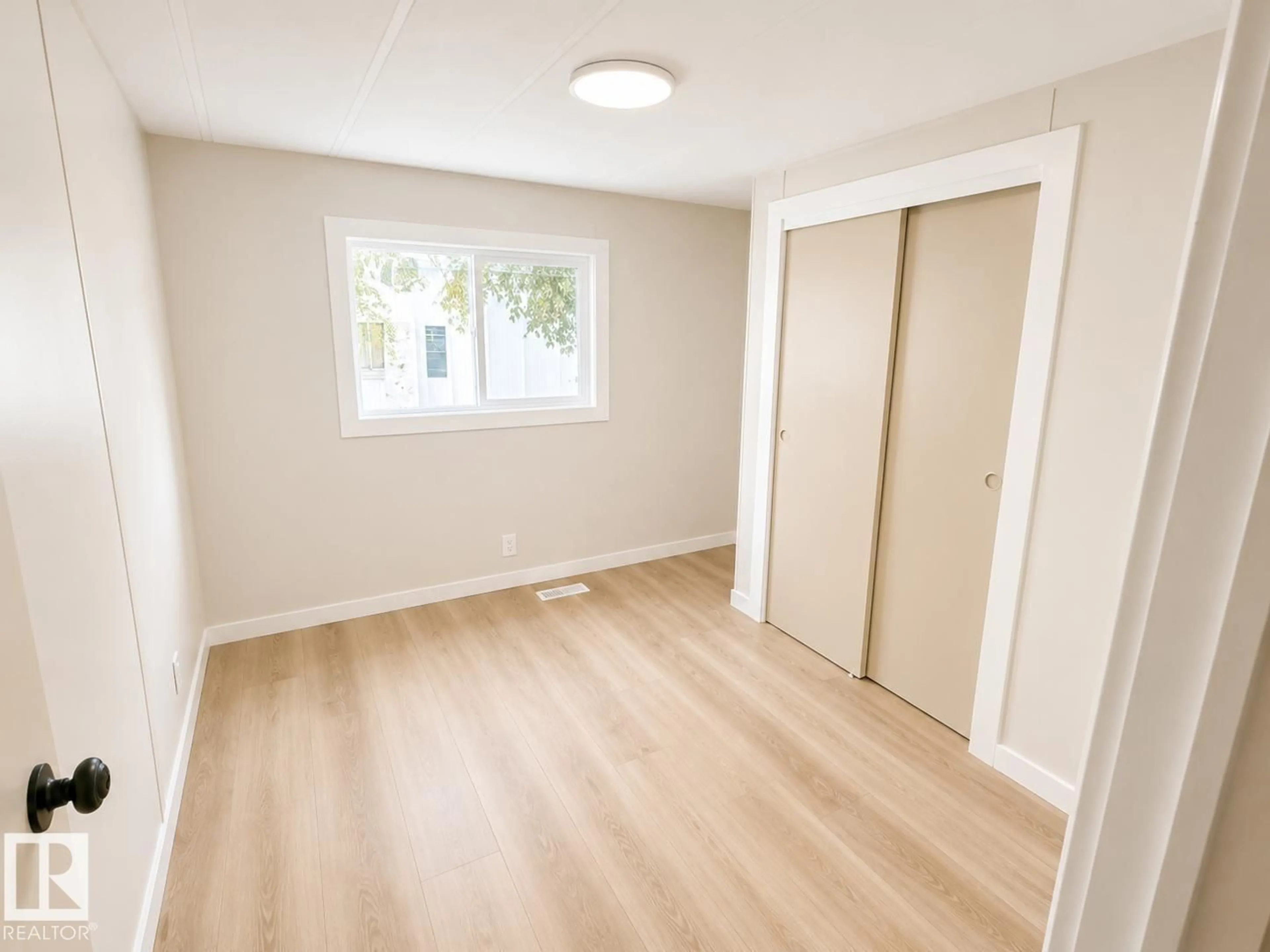 A pic of a room for 20 WEST VIEW BV, Edmonton Alberta T5S1T5
