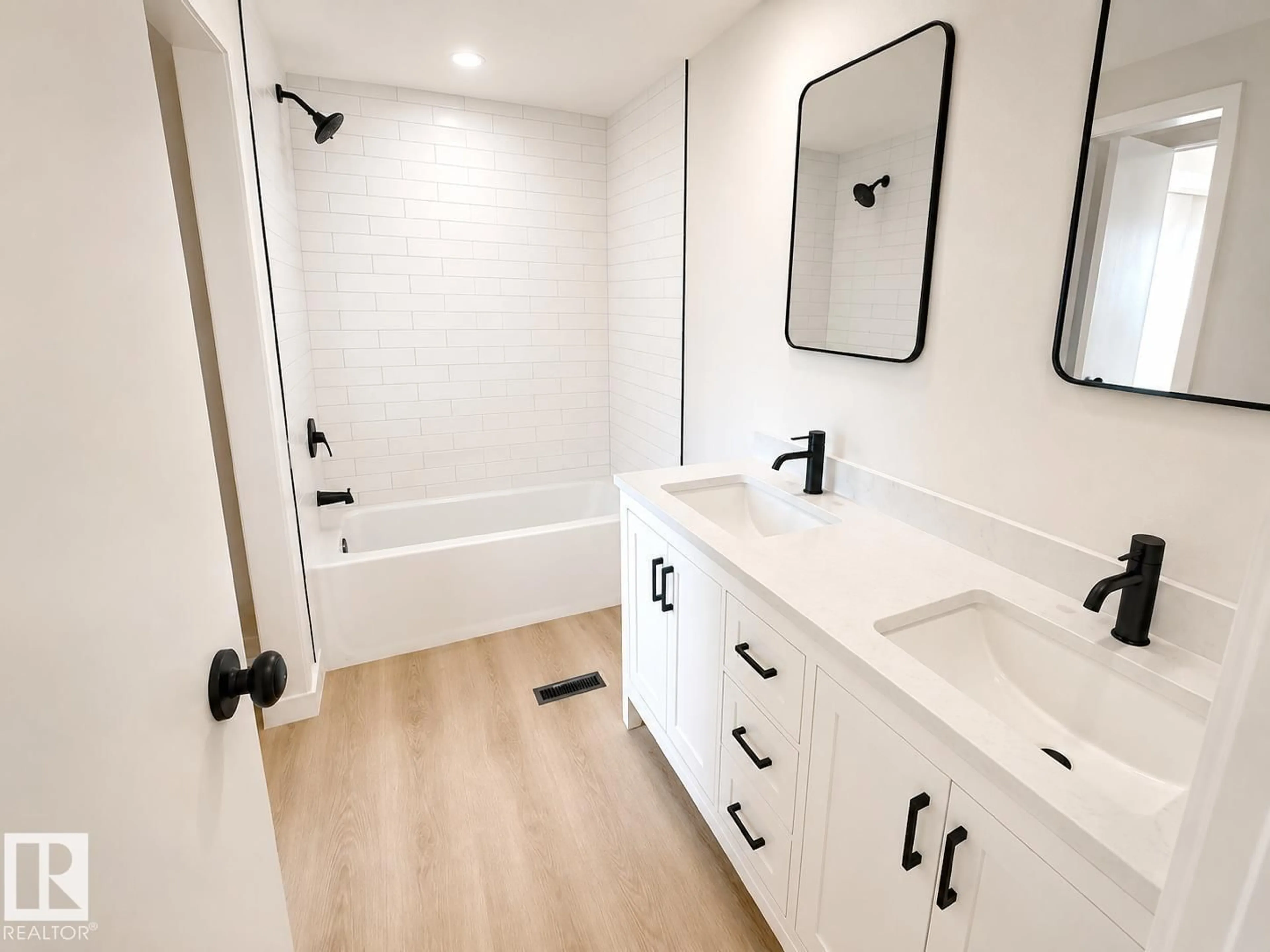 Contemporary bathroom, ceramic/tile floor for 20 WEST VIEW BV, Edmonton Alberta T5S1T5