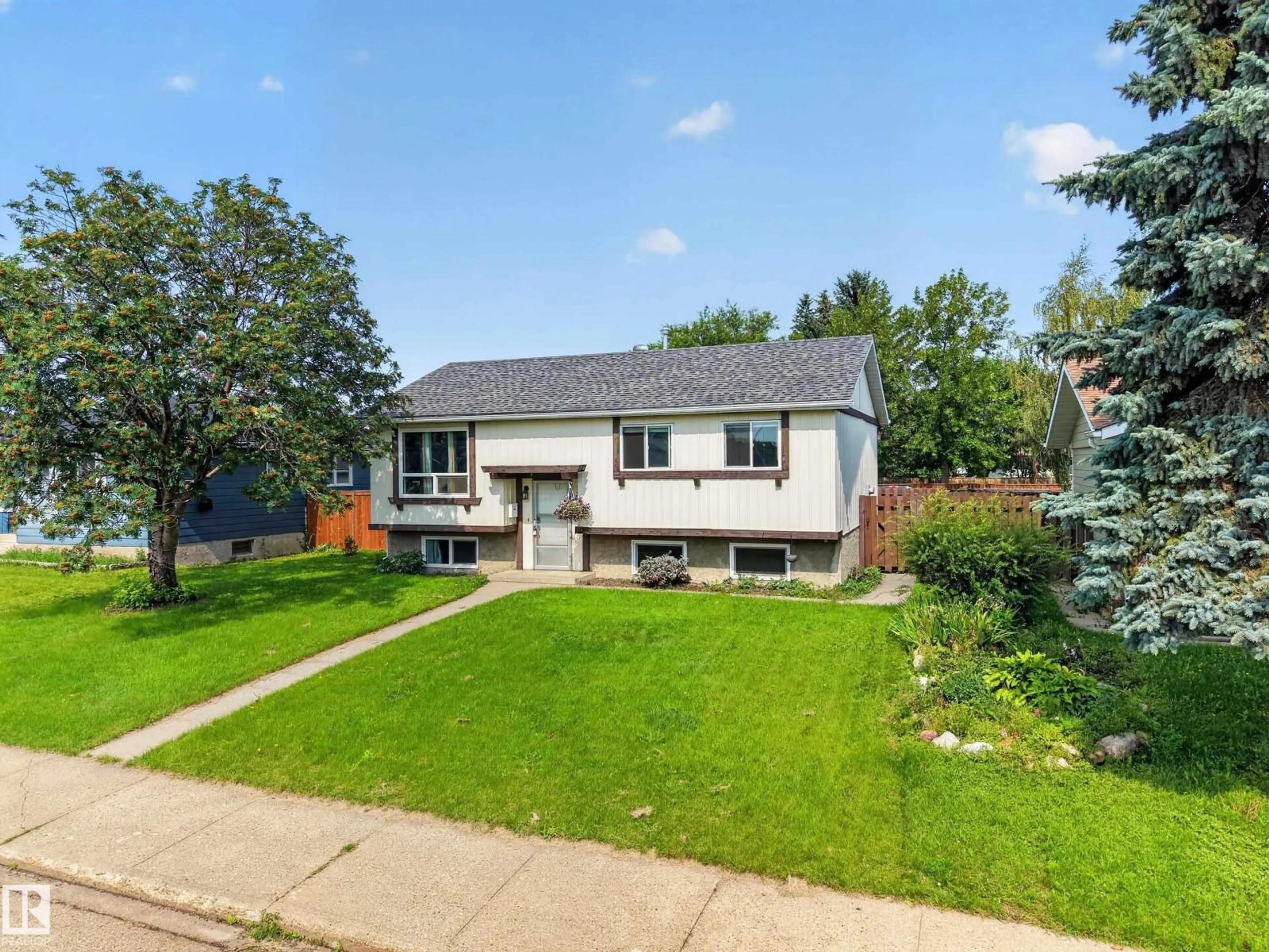 A pic from outside/outdoor area/front of a property/back of a property/a pic from drone, street for 156 CLAREVIEW RD, Edmonton Alberta T5A3Y3