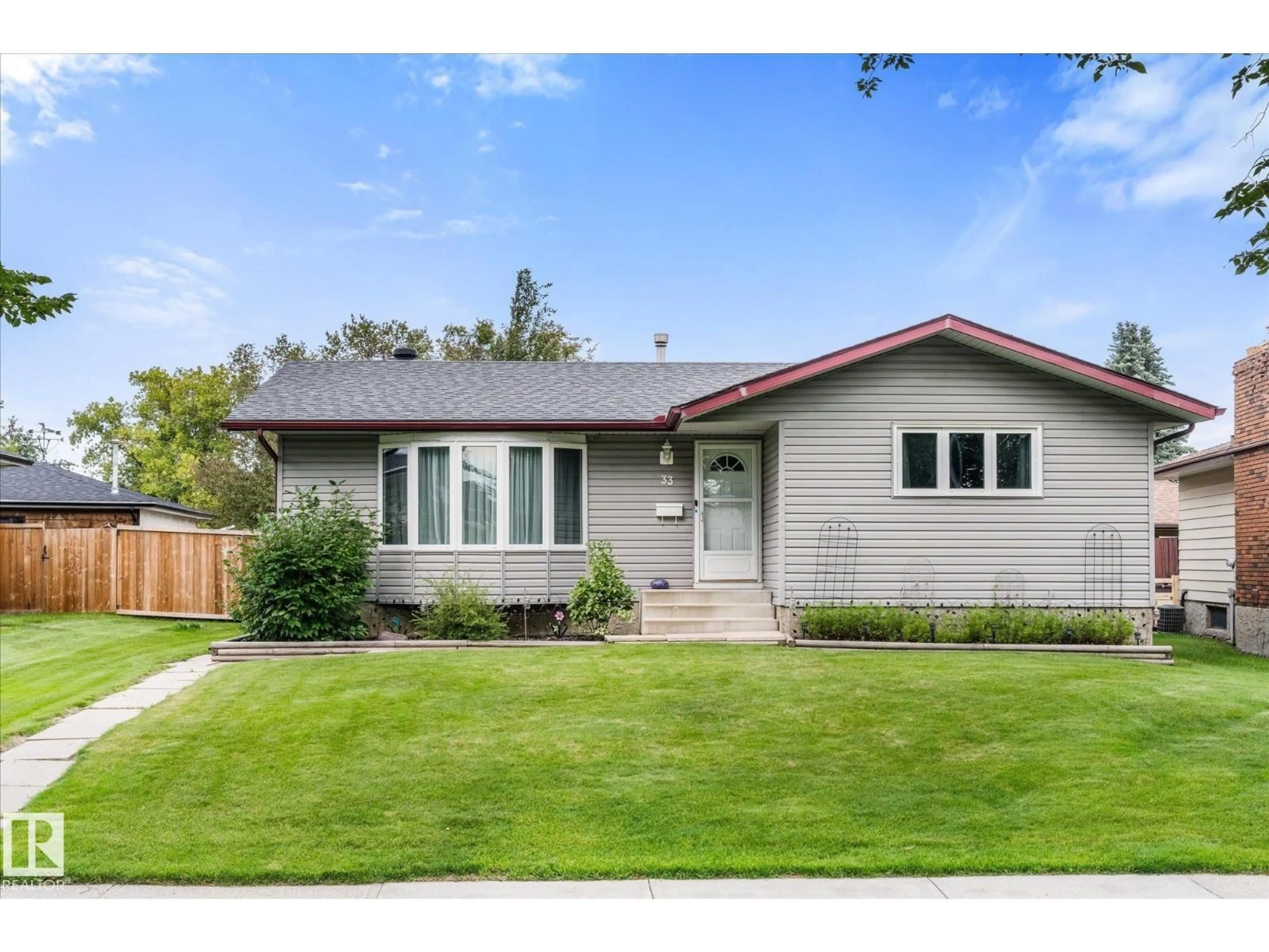 Home with vinyl exterior material, street for 33 OATWAY DR, Stony Plain Alberta T7Z1G5