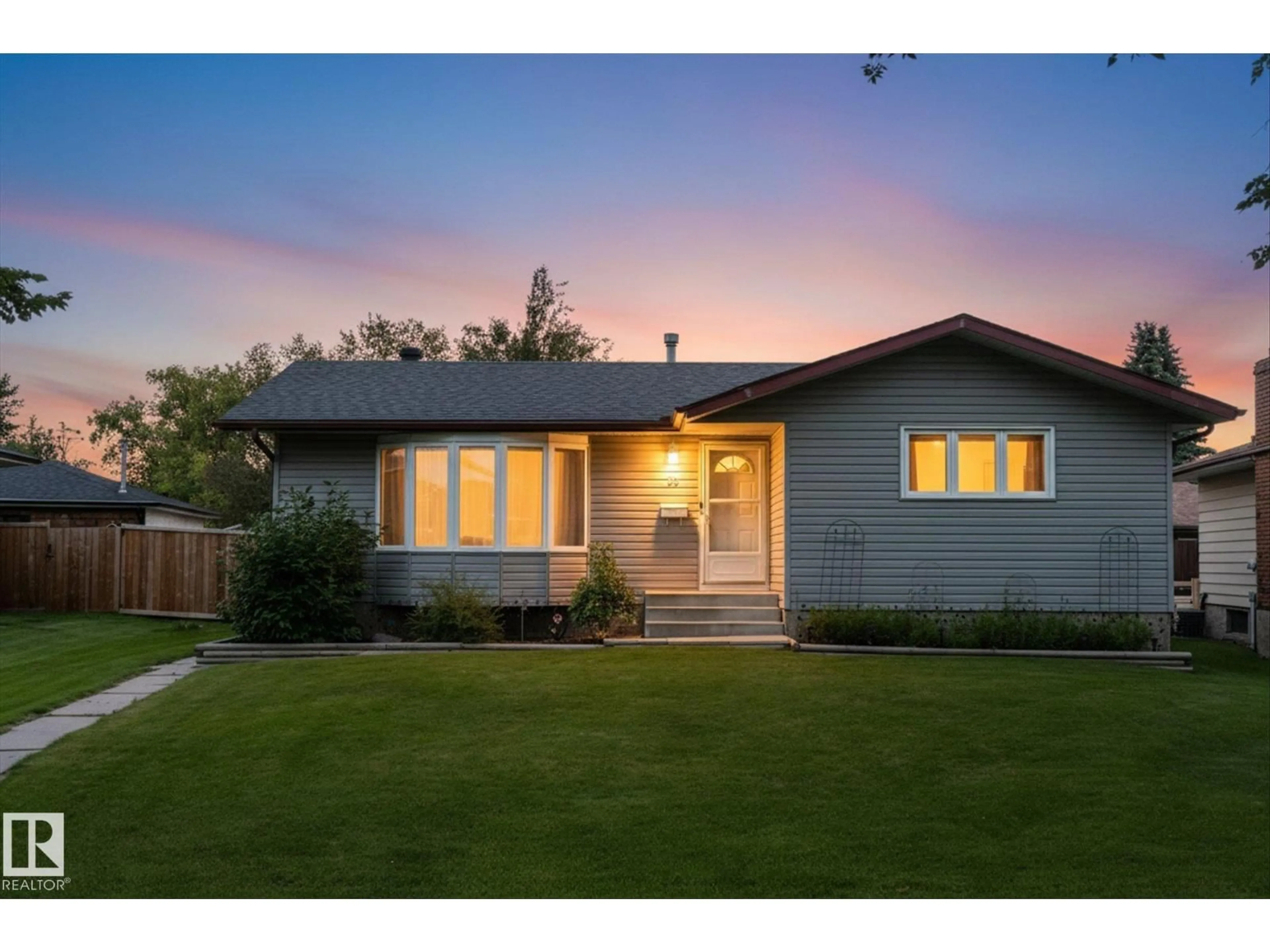 Home with vinyl exterior material, street for 33 OATWAY DR, Stony Plain Alberta T7Z1G5