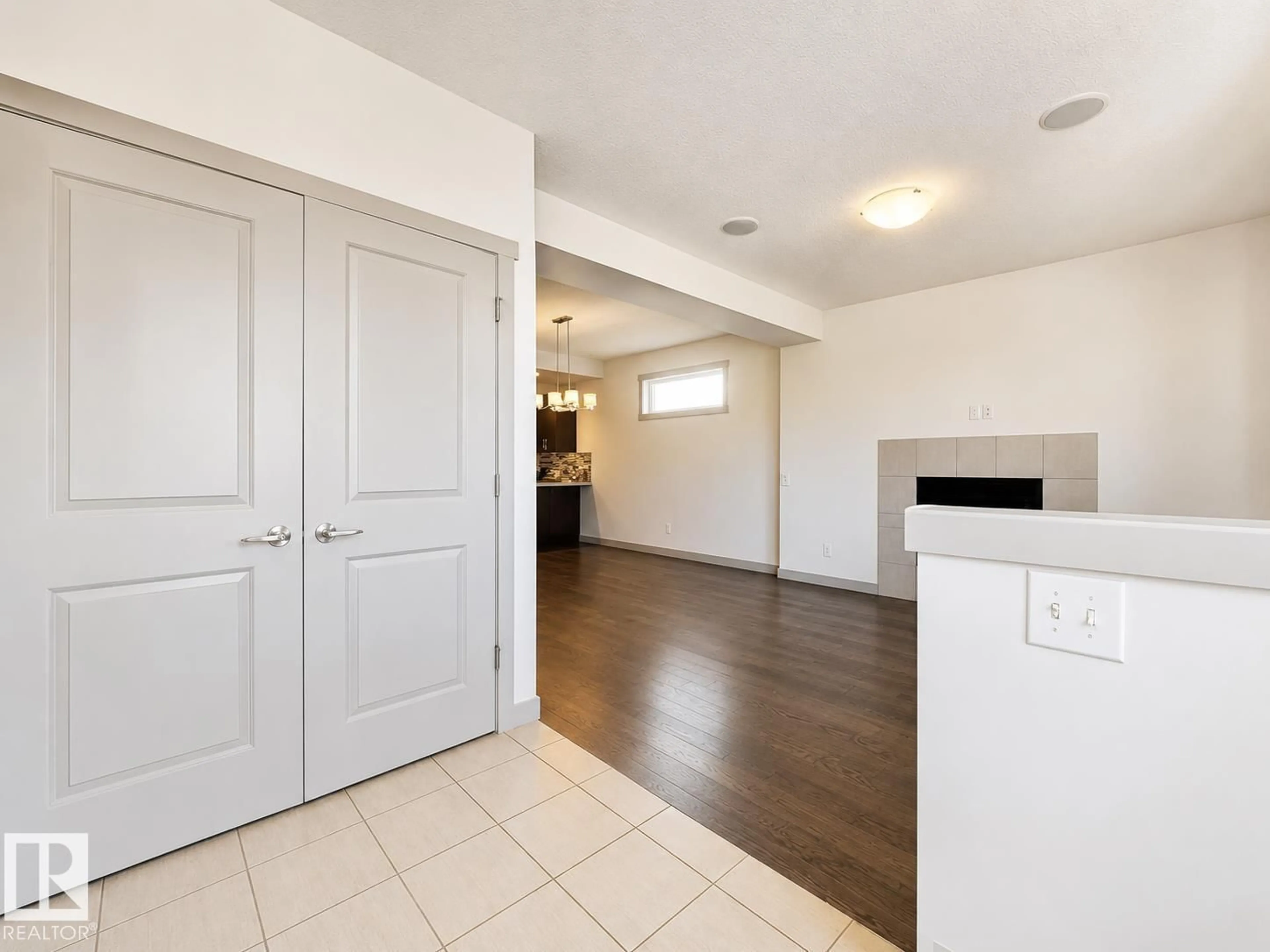 Indoor entryway for 16464 15 AV, Edmonton Alberta T6W2Z7